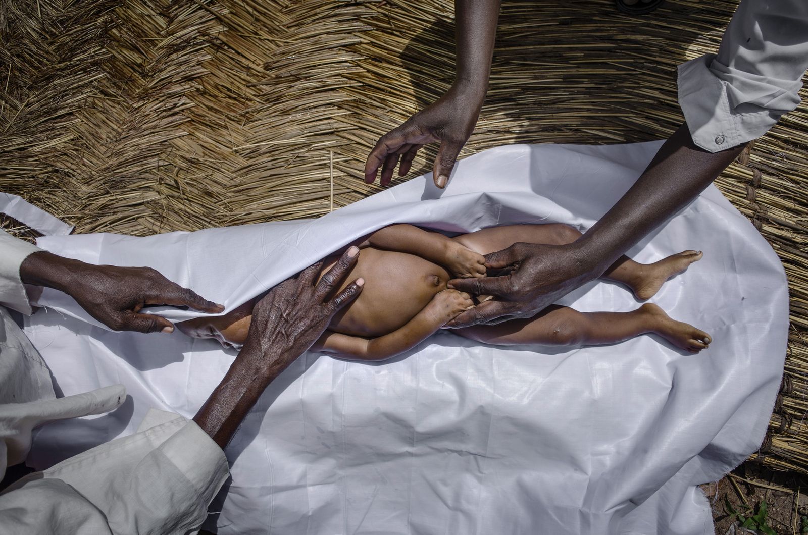 Fotografía de la exposición 'Creadores de conciencia'. 'Mortalidad infantil y pobreza. Bebedjia, República de Chad, 2013'.