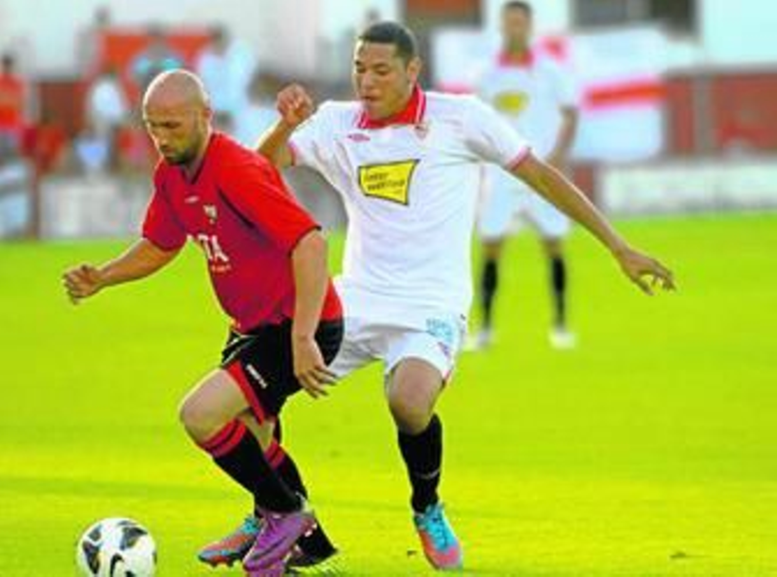 Maduro encima a un futbolista de la Roteña en el único amistoso que ha podido disputar.