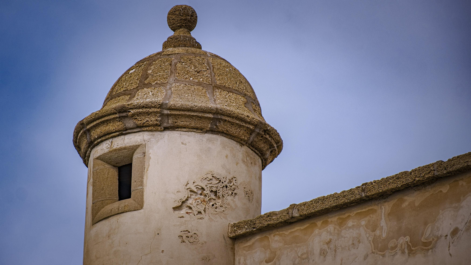 Estado del lienzo de muralla de las Puertas de Tierra de Cádiz.
