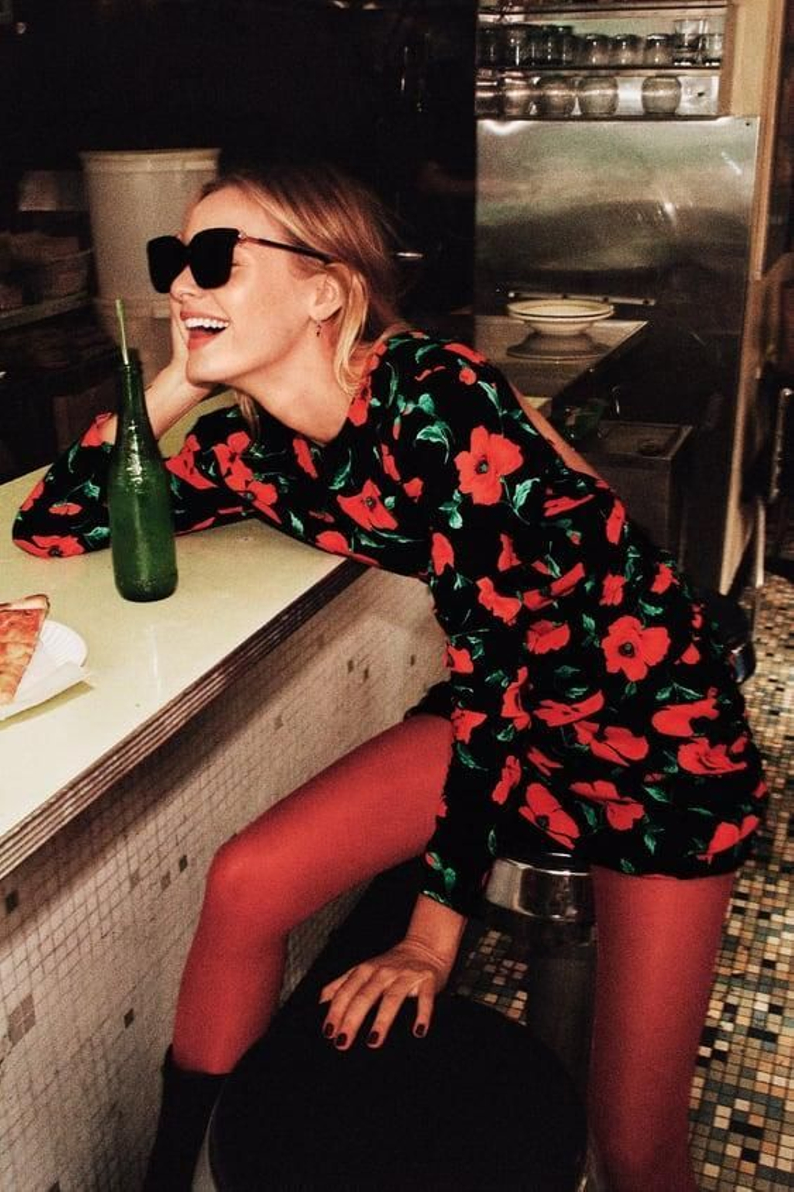 Vestido negro de flores rojas de Zara.