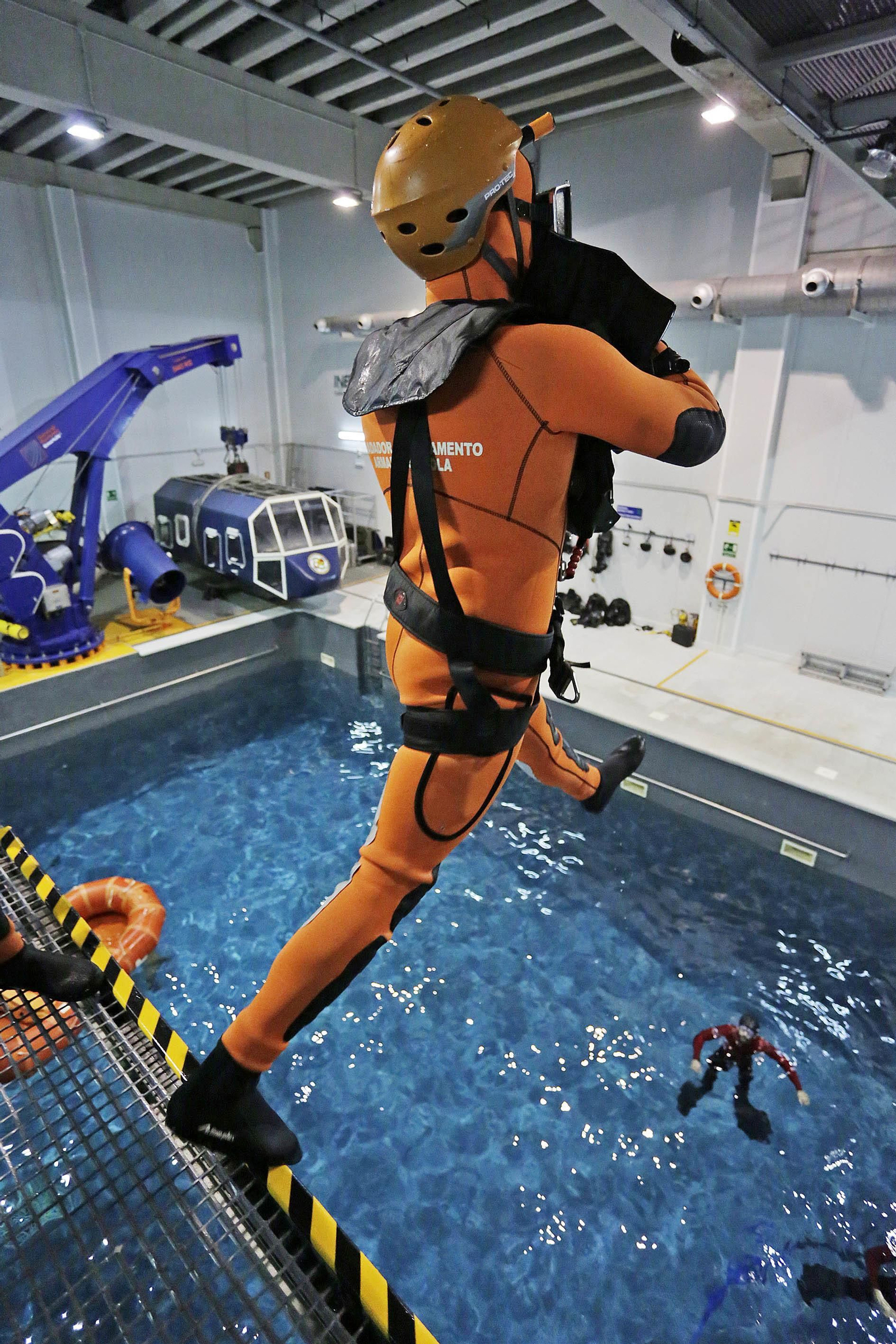 Una jornada de entrenamiento en el simulador de rescates en el mar de la Armada