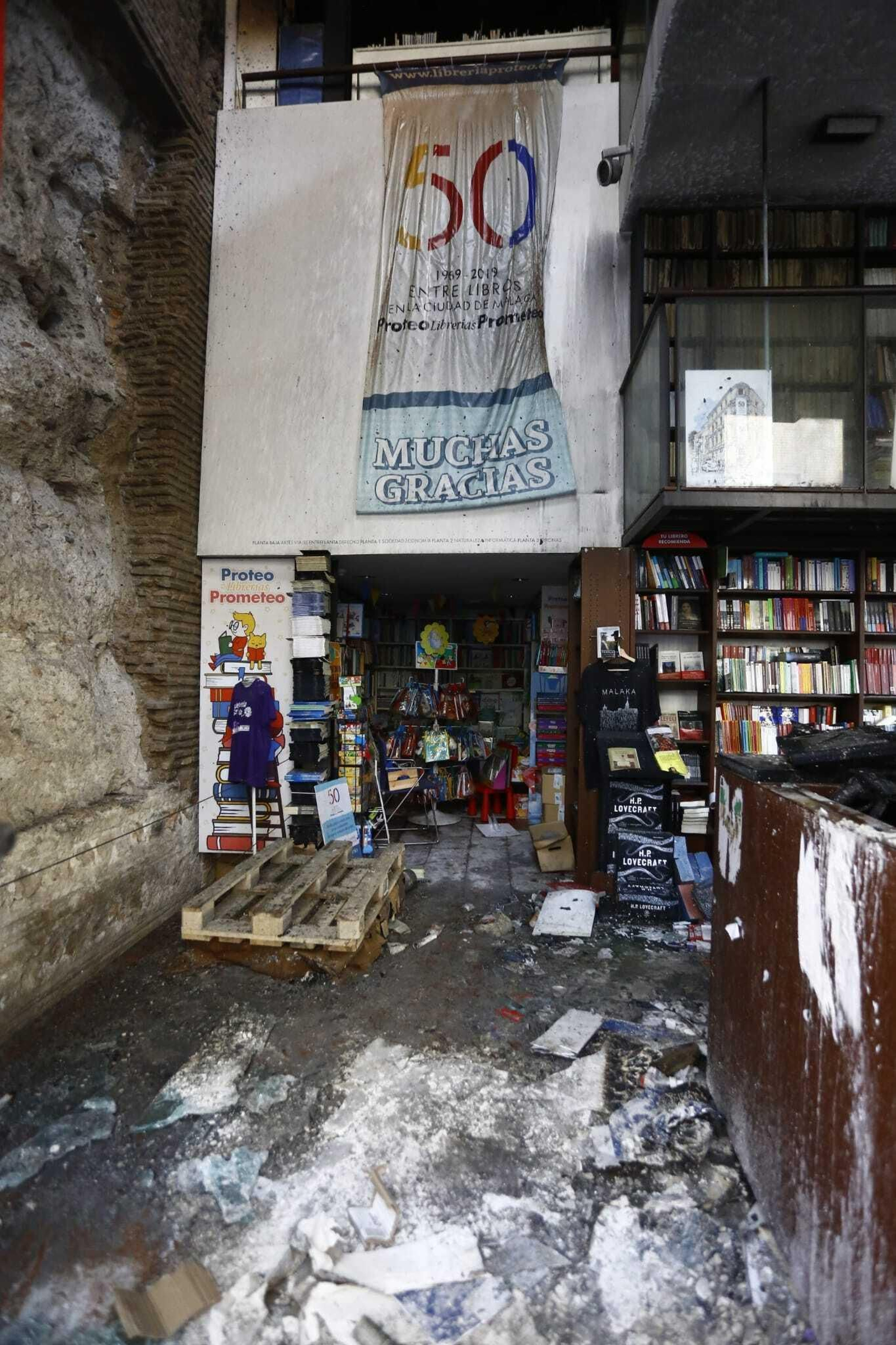 Las fotos de la librería Proteo de Málaga tras el incendio
