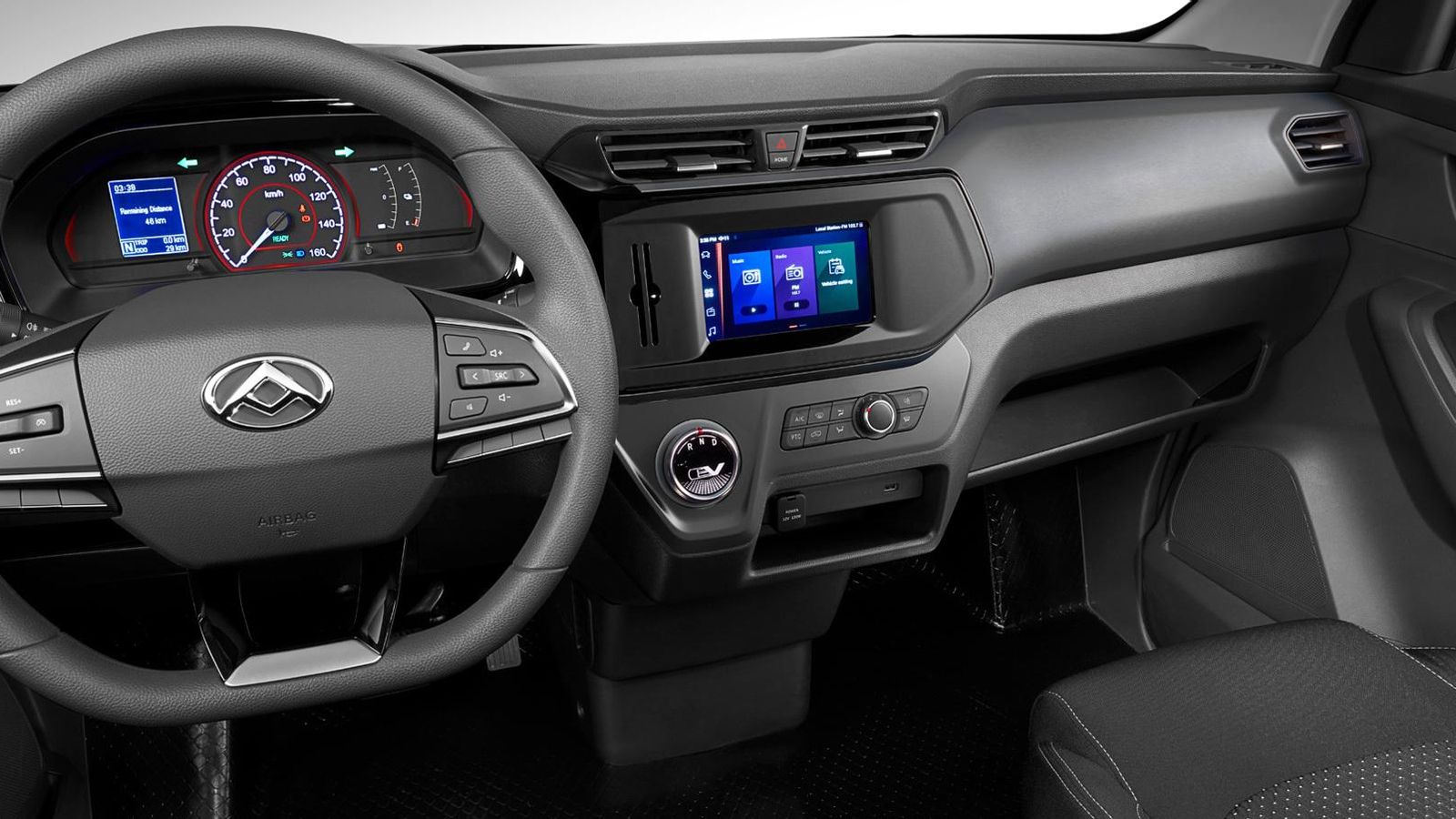 Echamos de menos huecos con tapa en el salpicadero o entre los asientos. Incluso una estantería por encima del parabrisas o un lugar para los cables de carga, que han de ir alojados bajo los asientos.