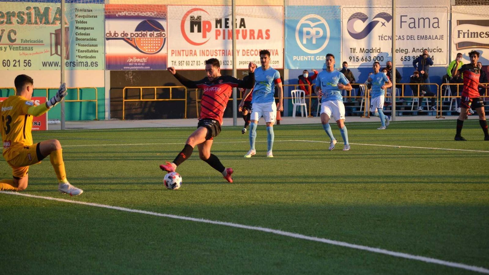 Ezequiel Lamarca intenta controlar ante la presencia del meta Álex Lázaro.