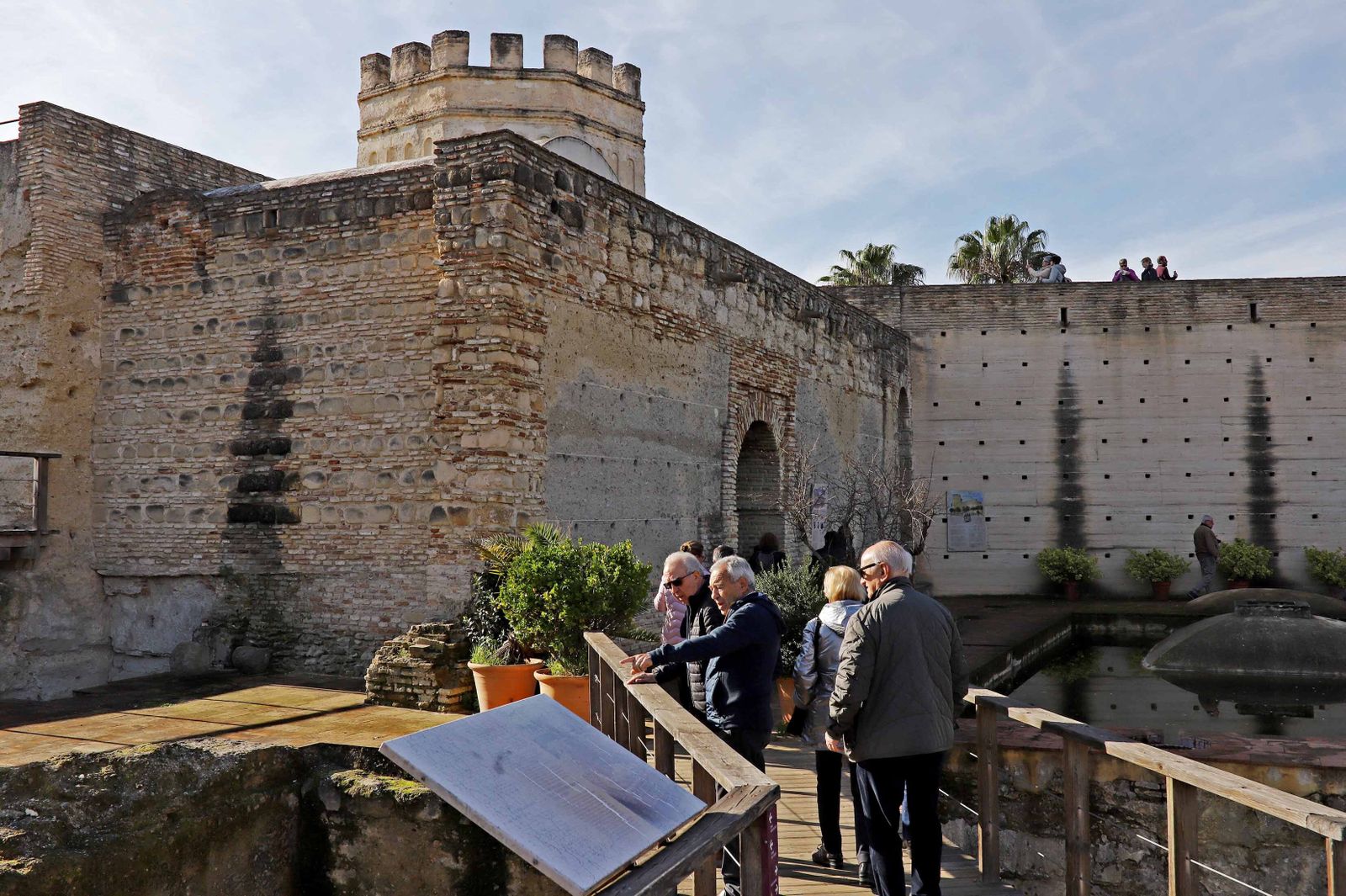 Un grupo de visitantes disfruta del Alcázar.