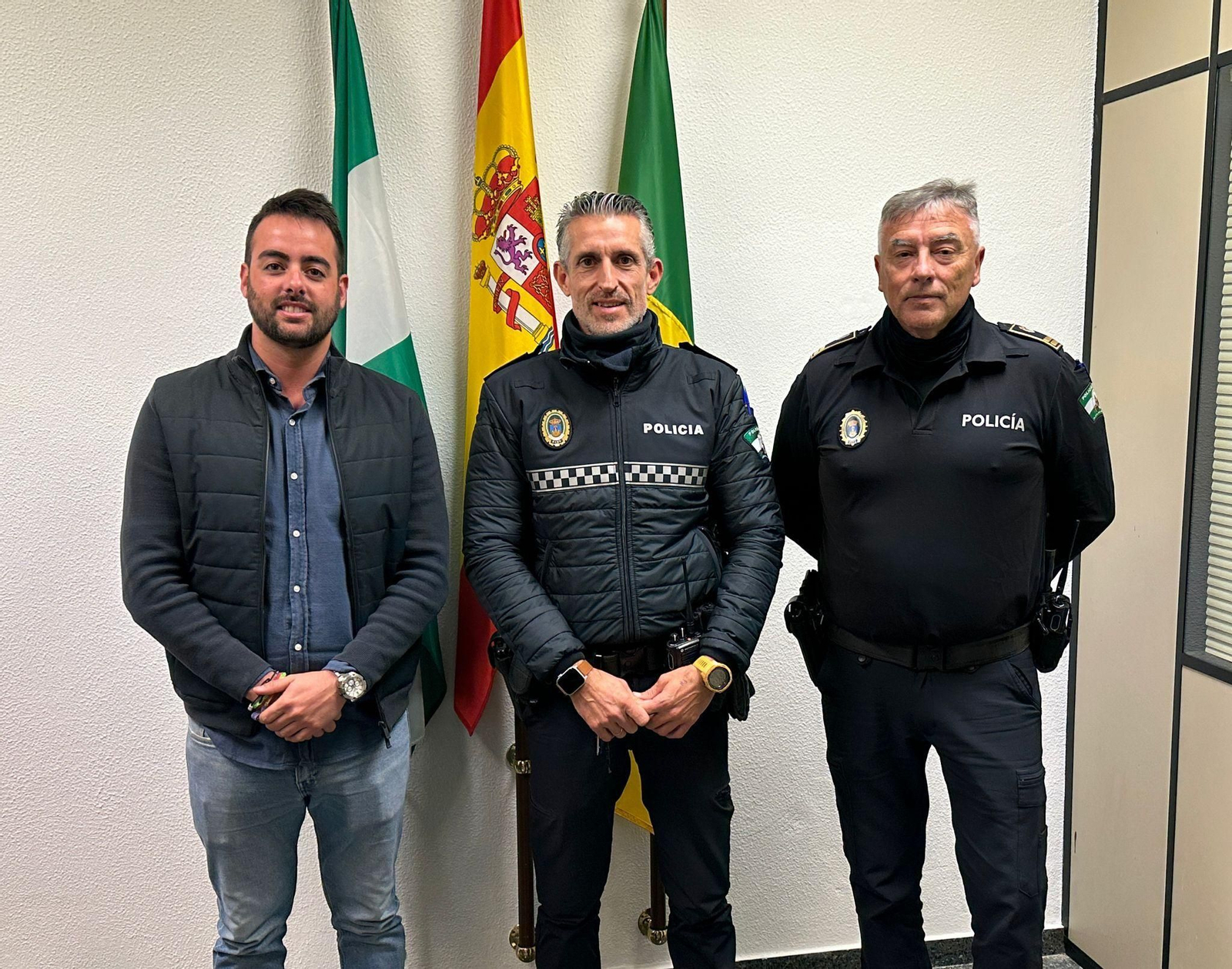 El nuevo oficial, junto al concejal y otro mando de la Policía Local. El nuevo oficial, junto al concejal y otro mando de la Policía Local.