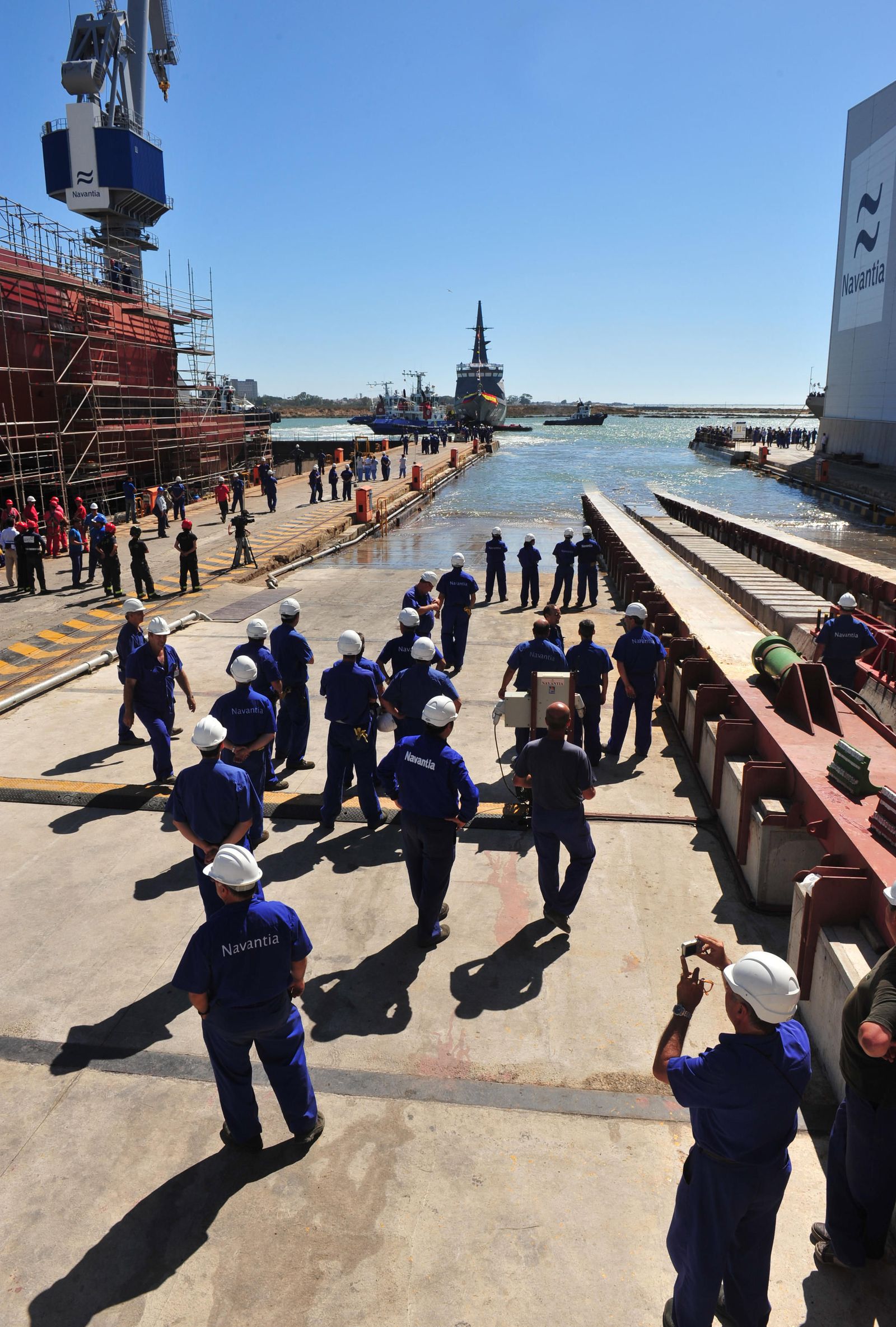 Empleados de Navantia-San Fernando, en una botadura años atrás.