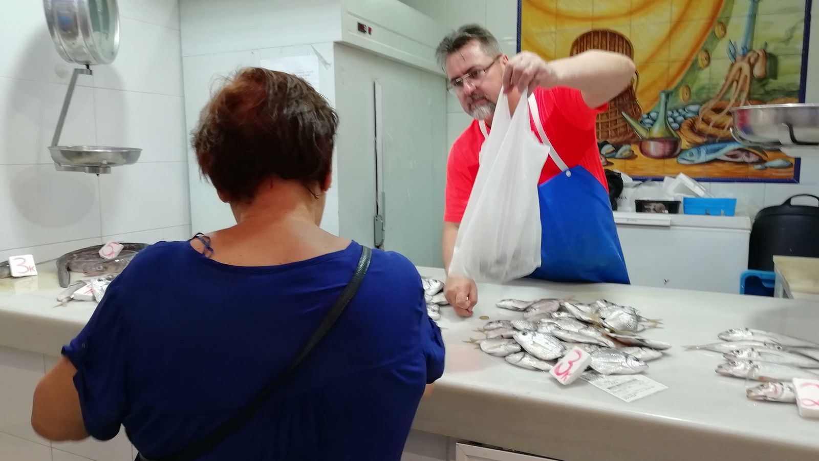 Francisco Berlanga en su puesto del mercado de Huelin.