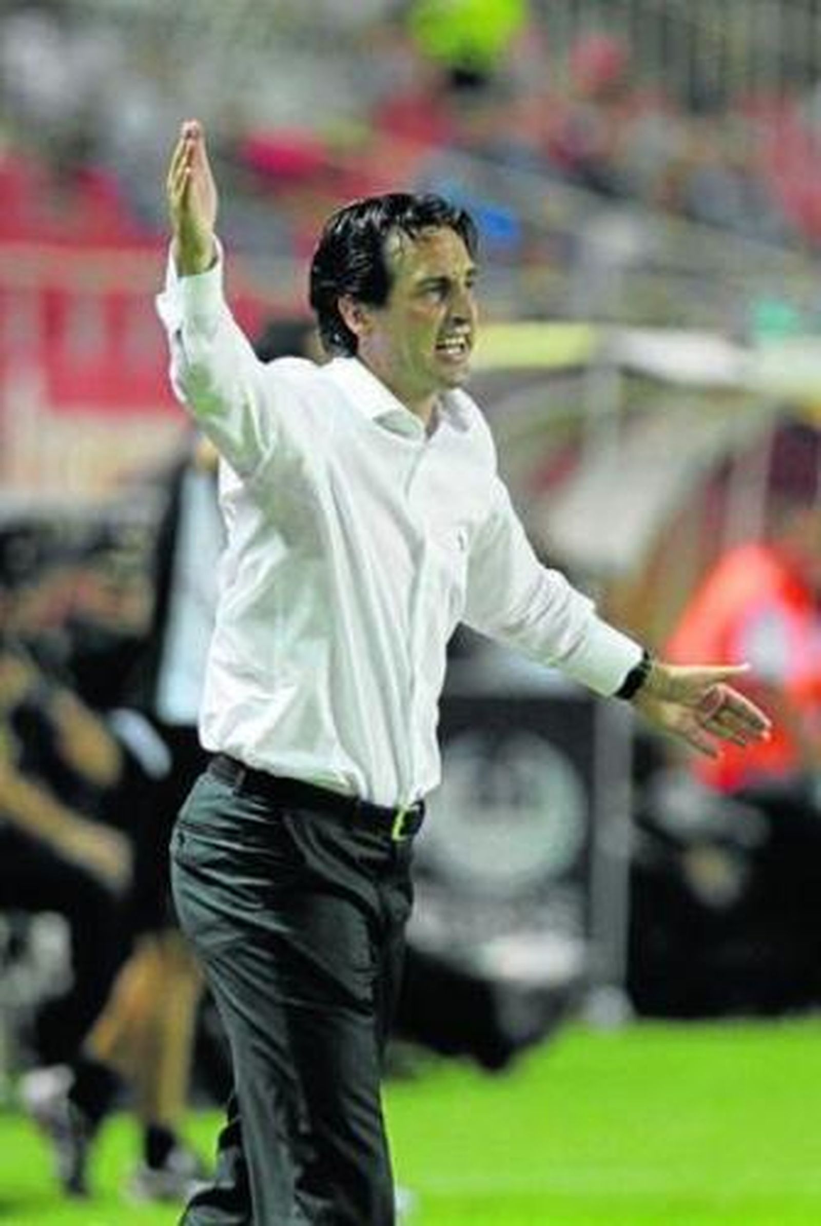 Emery gesticula durante un instante del choque.