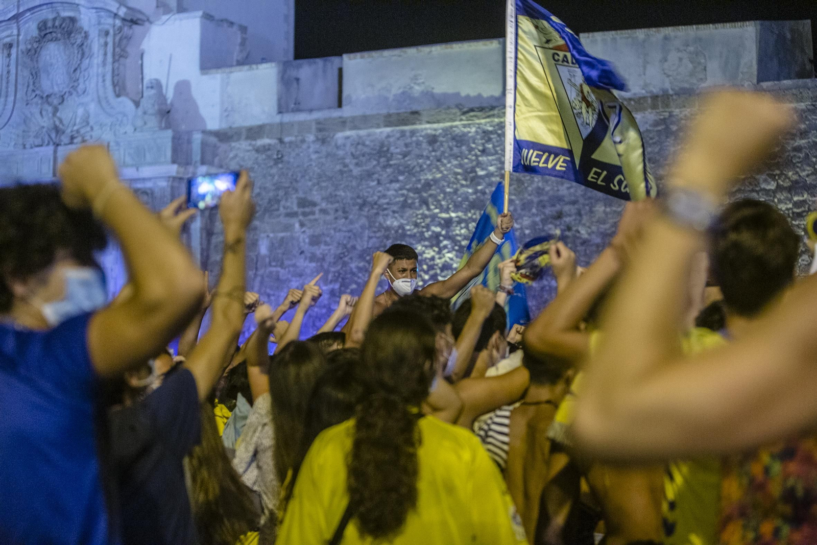 La gran fiesta del ascenso del Cádiz toma inevitablemente a las Puertas de Tierra