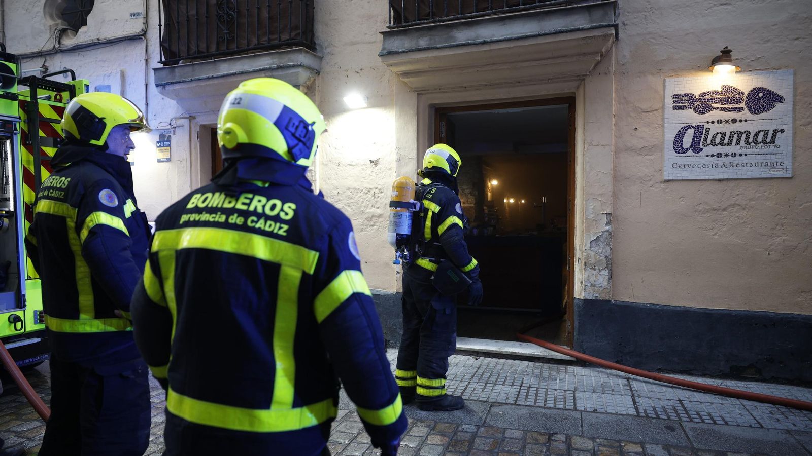 Los bomberos, en el momento de entrada en el restaurante de la calle Plocia.