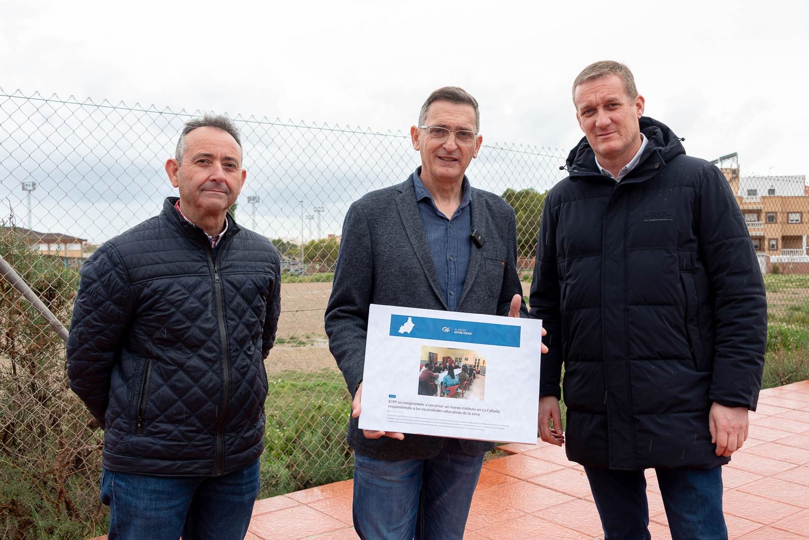 Sánchez Teruel junto a los concejales socialistas del Ayuntamiento de Almería, Mañas y Enríquez denuncian la situación junto a un centro educativo de la capital.