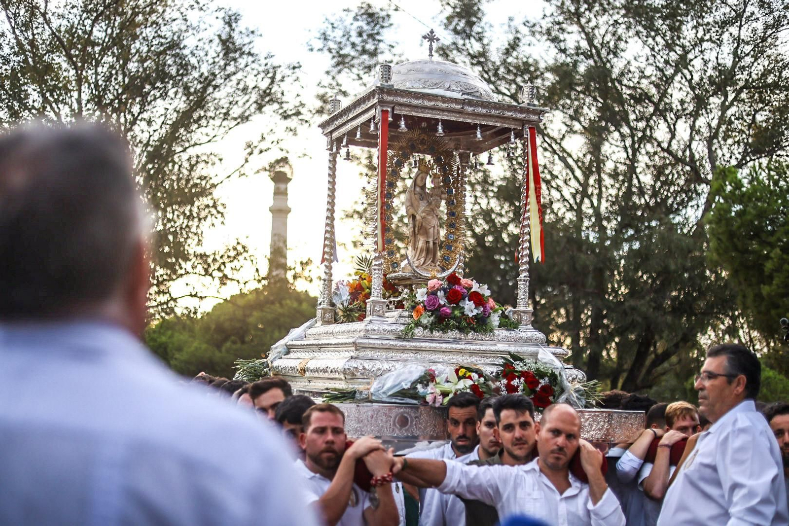 Imágenes de la procesión de Nuestra Señora de los Milagros, patrona de Palos de la Frontera, en su romería en el pinar de La Rábida