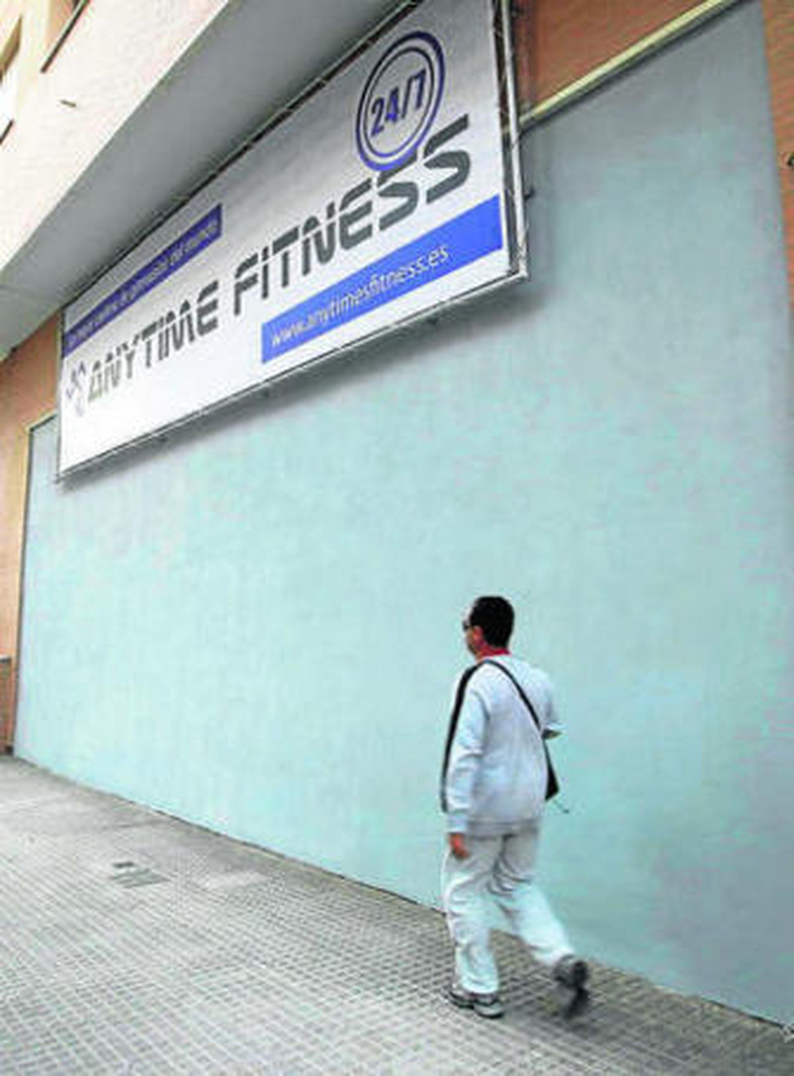 Anuncio que ya luce en la fachada del local que albergará el gimnasio.