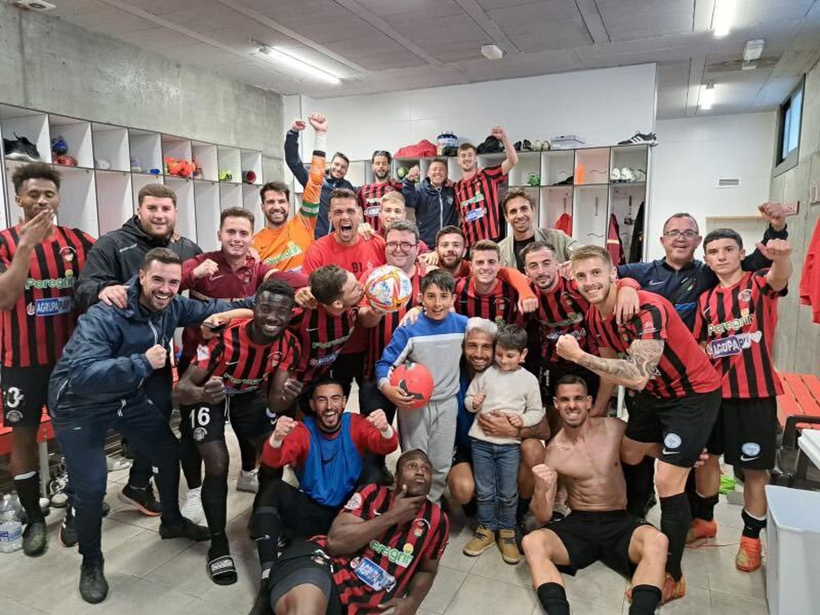 Los jugadores almerienses celebran el triunfo en su vestuario