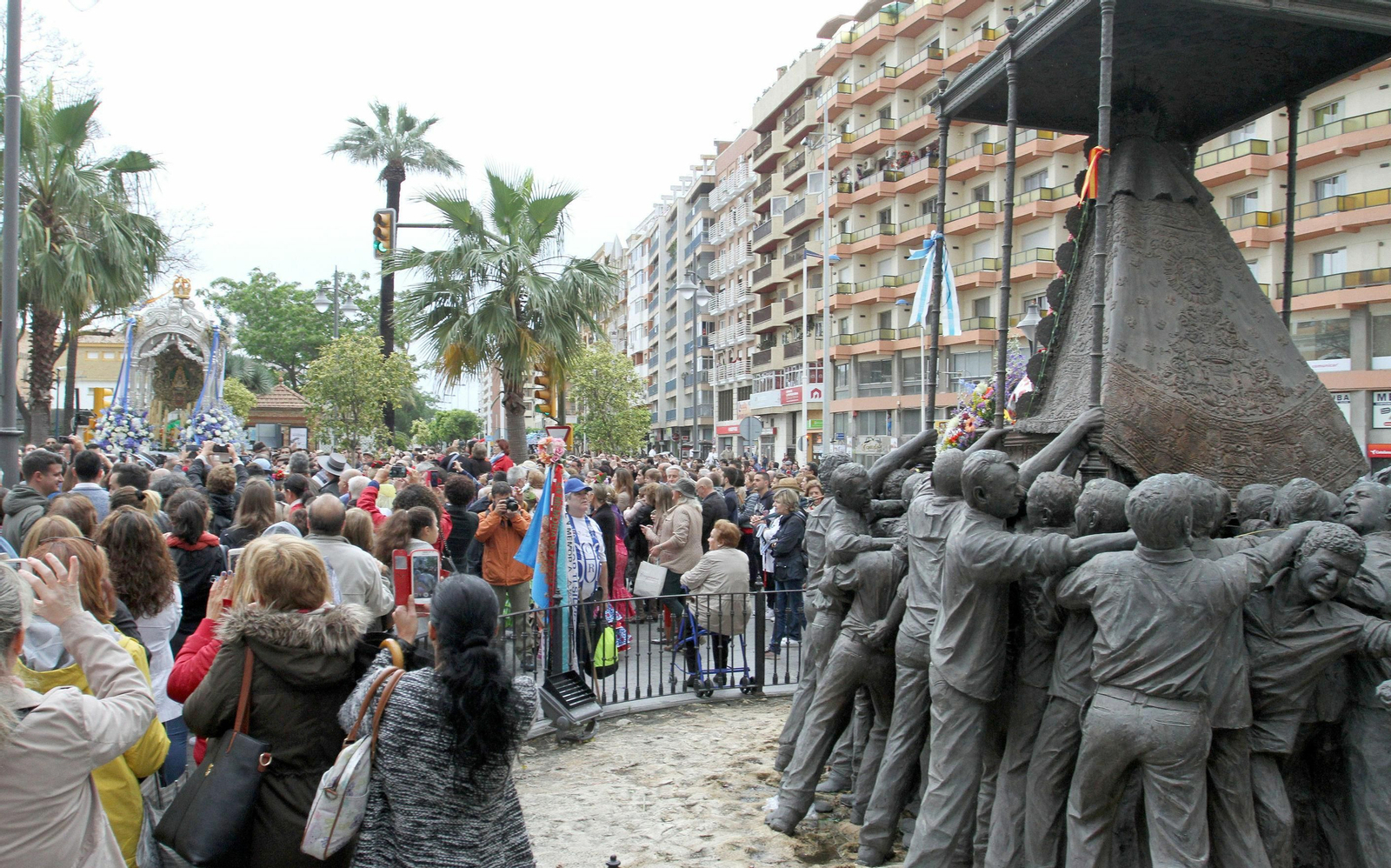 El Simpecado de Huelva ante el Monumento a la Virgen del Rocío.