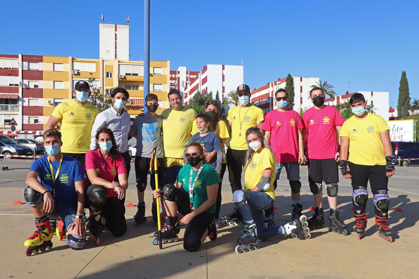 Monitores y alumnos de la Escuela Algeciras Patina con el concejal Sergio Pelayo