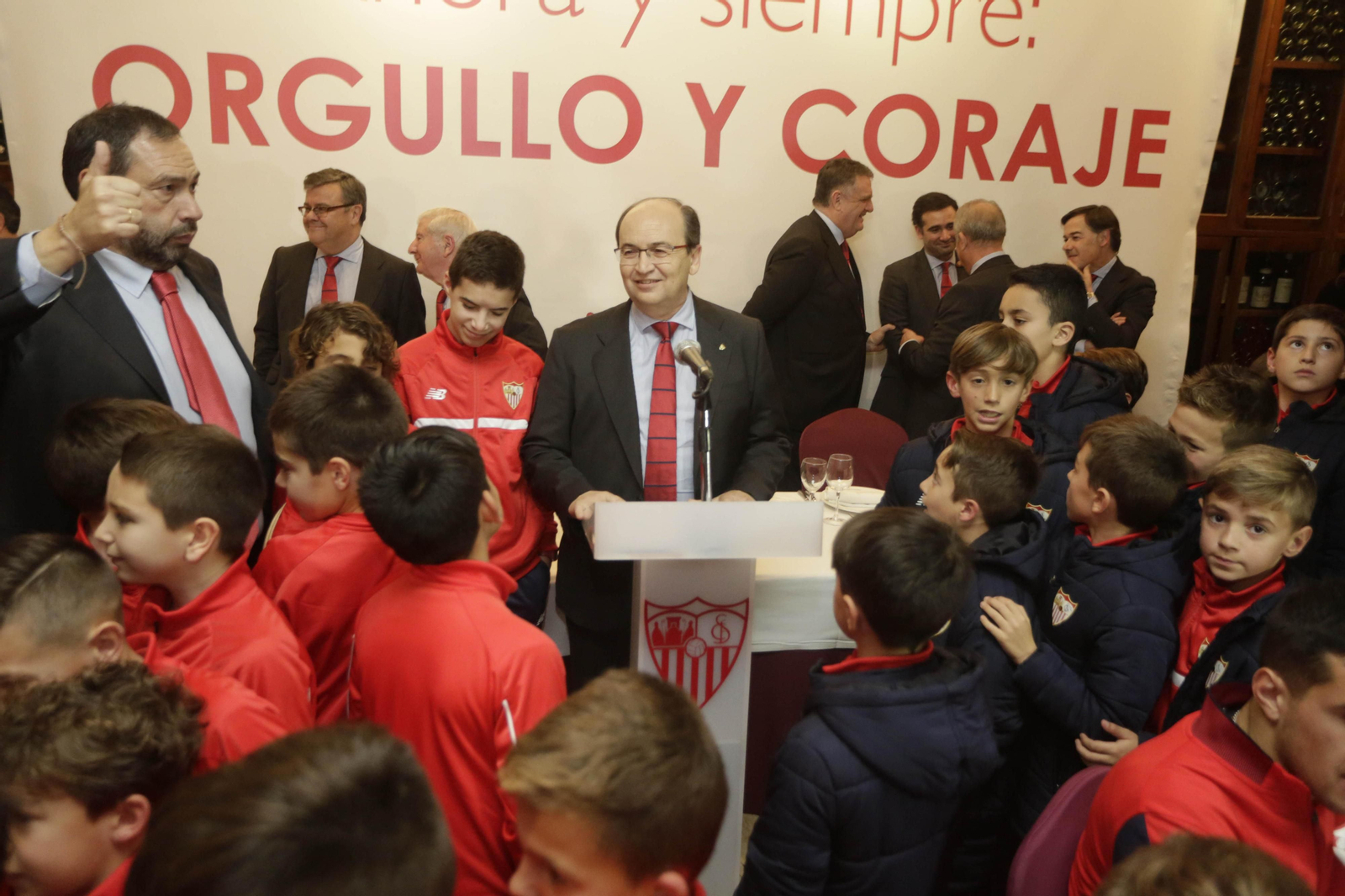 Castro rodeado de pequeños canteranos, antes de su discurso.