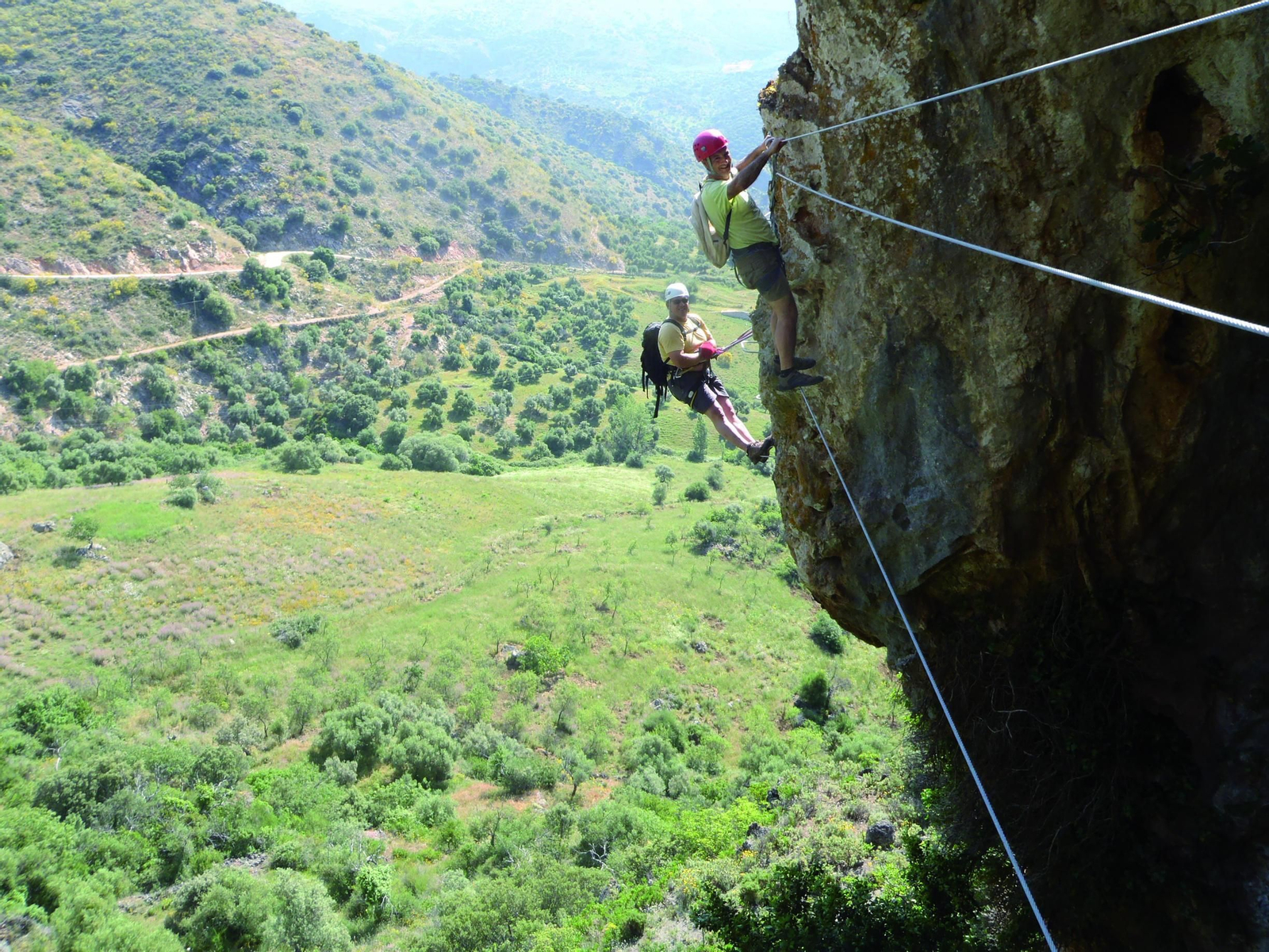 Aventureros en una vía ferrata de Atajate.