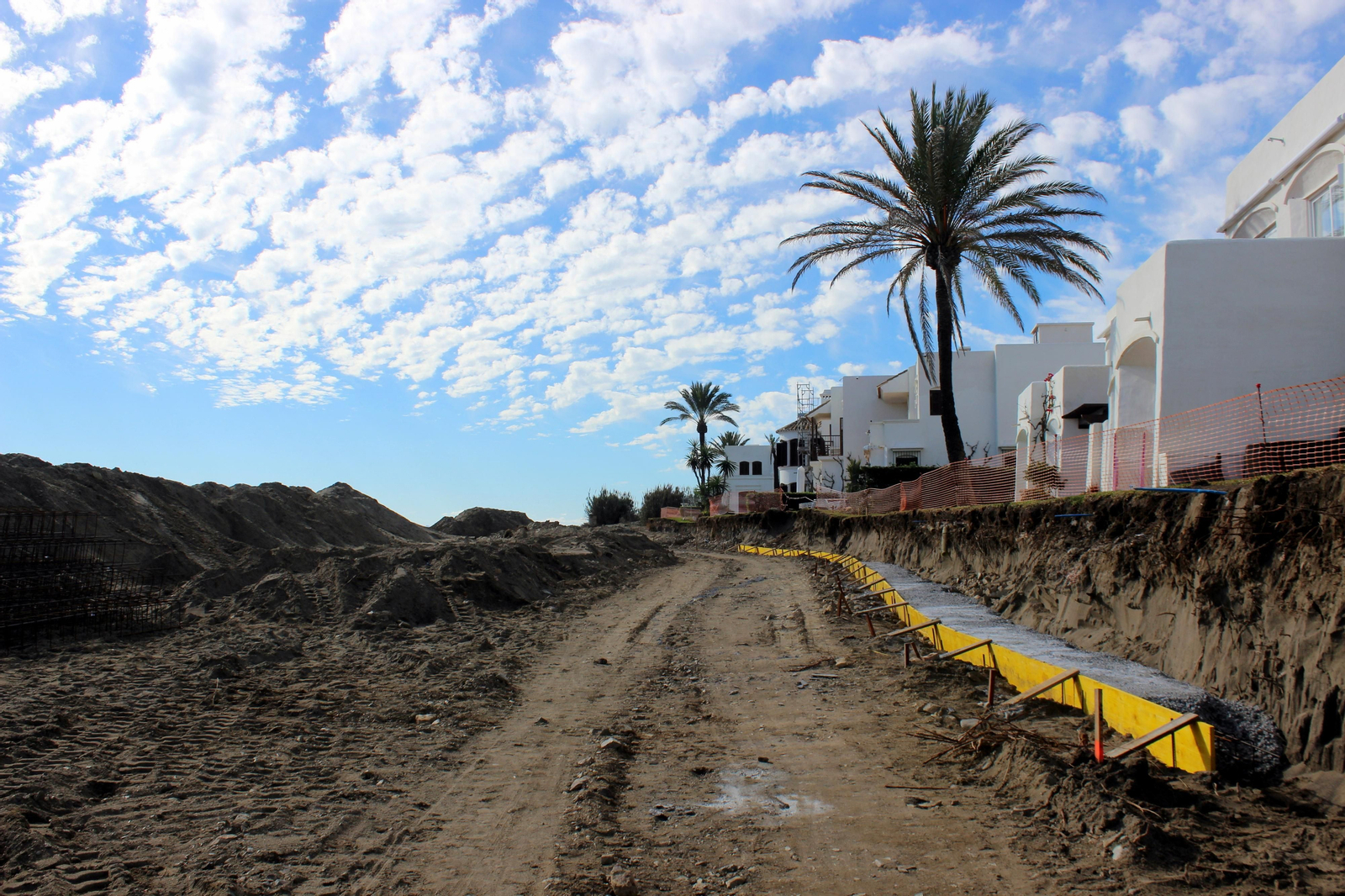 El inicio de las obras del nuevo tramo de corredor litoral en Villacana, en Estepona.