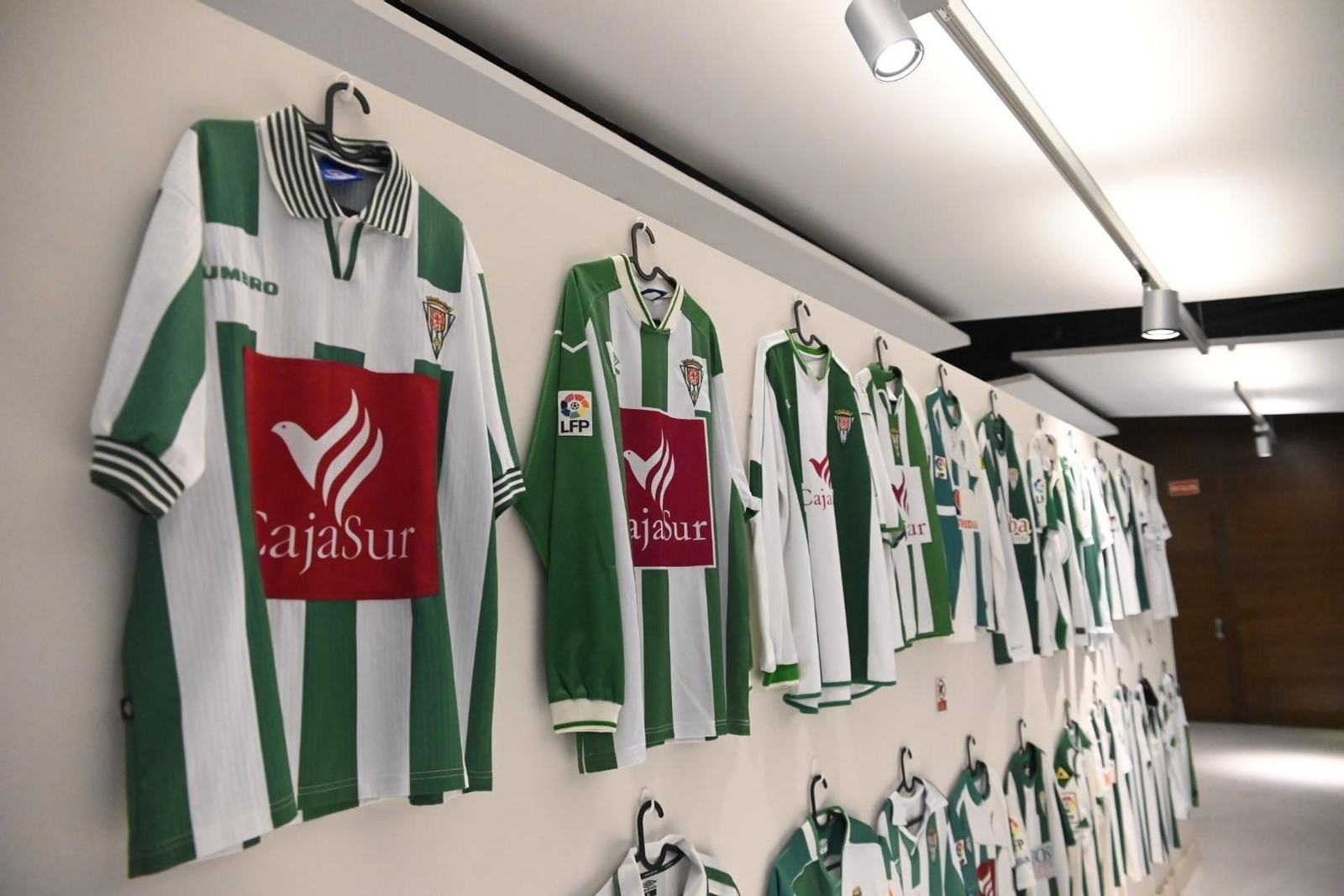 La exposición de camisetas históricas del Córdoba CF, en imágenes