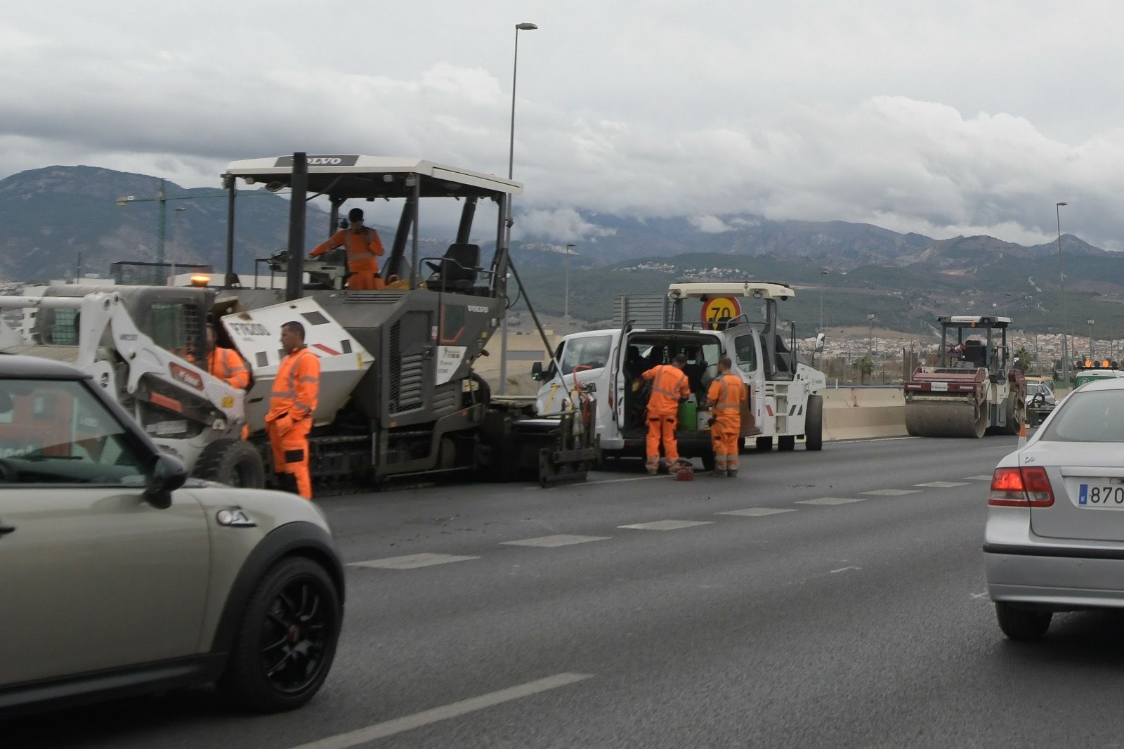 Atascos, cortes y obras en la Circunvalación de Granada para arreglar otro hundimiento al hacer el paso inferior del PTS al Nevada