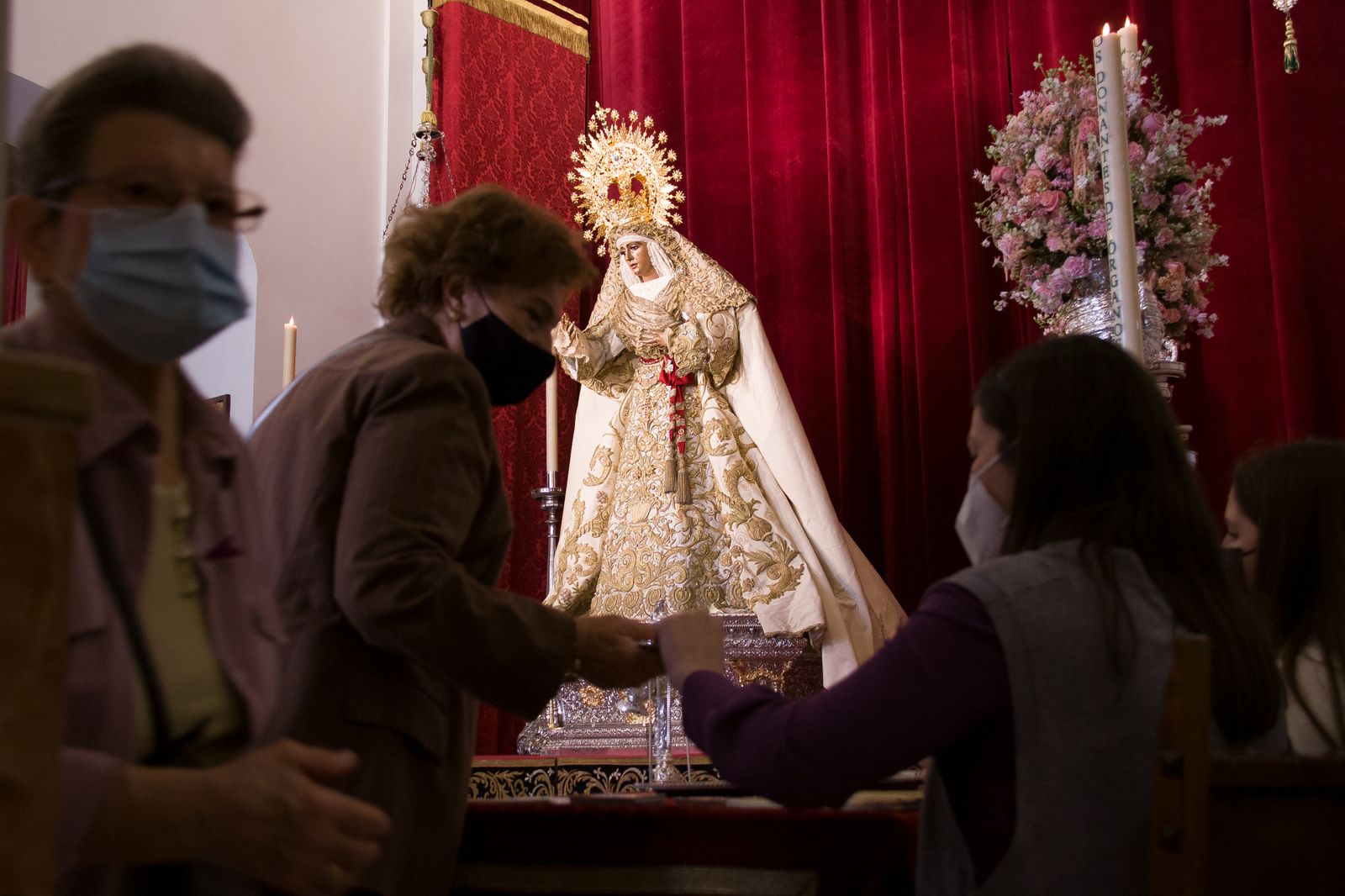 La Esperanza de Triana amanece vestida de blanco para la Pascua de Resurrección