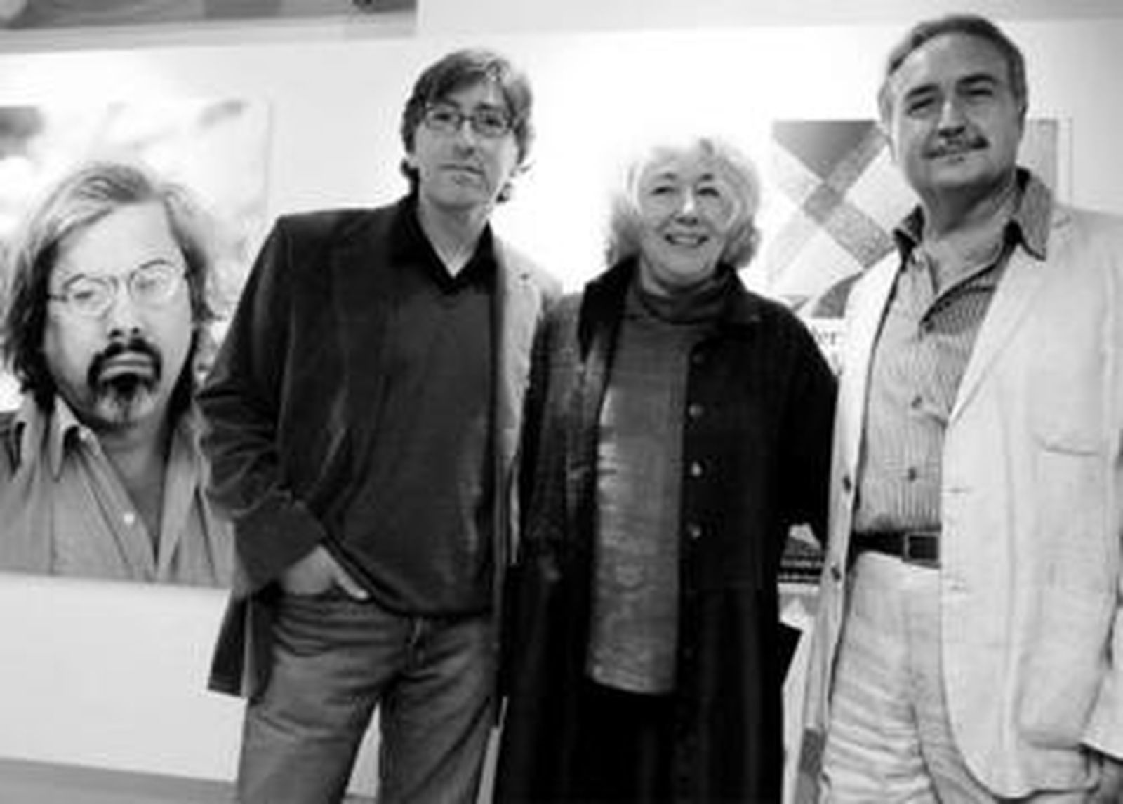 David Trueba (izq.), junto a la viuda de Cabrera Infante, Miriam Gómez, y Vicente Molina Foix.
