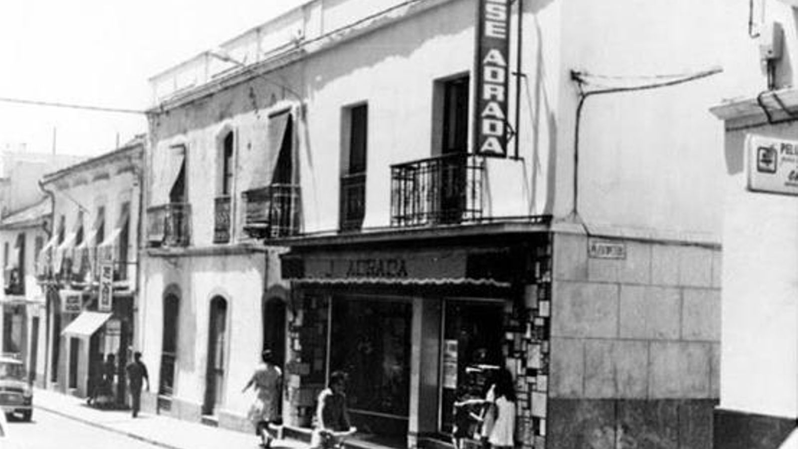Uno de los bazares de Adrada, en la esquina de Juan Morrison con el callejón de Escopeteros.