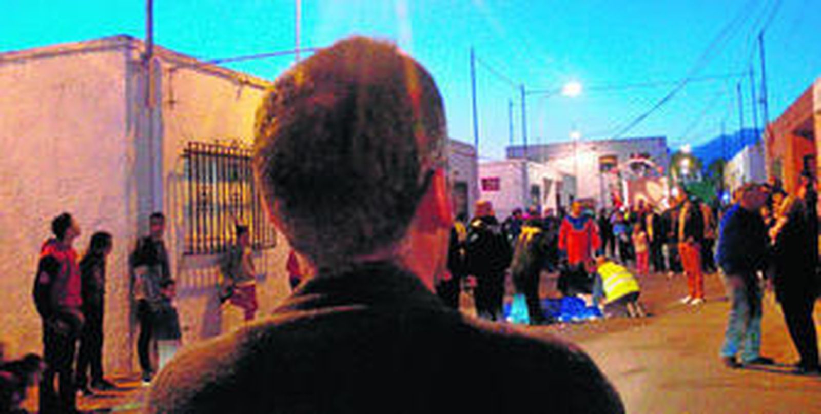 El joven fue atendido por los servicios sanitarios de la localidad antes de ser trasladado hasta el Hospital de Torrecárdenas.