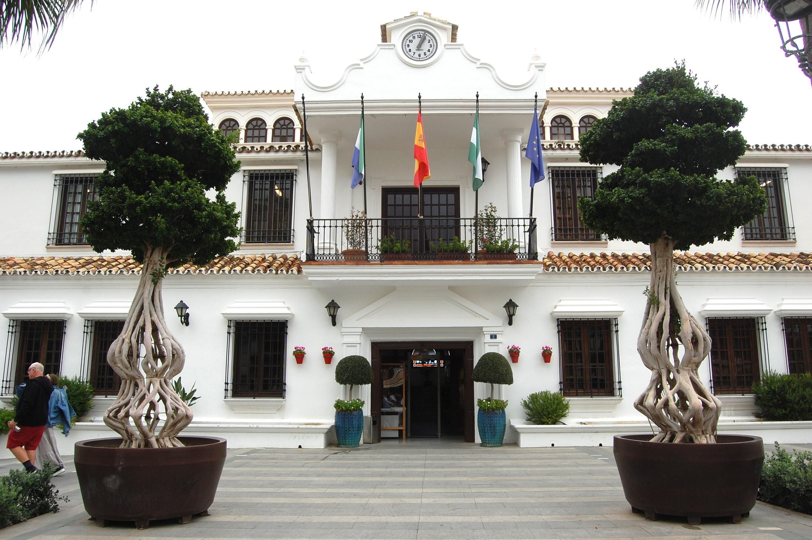 La fachada principal del Ayuntamiento de Mijas.