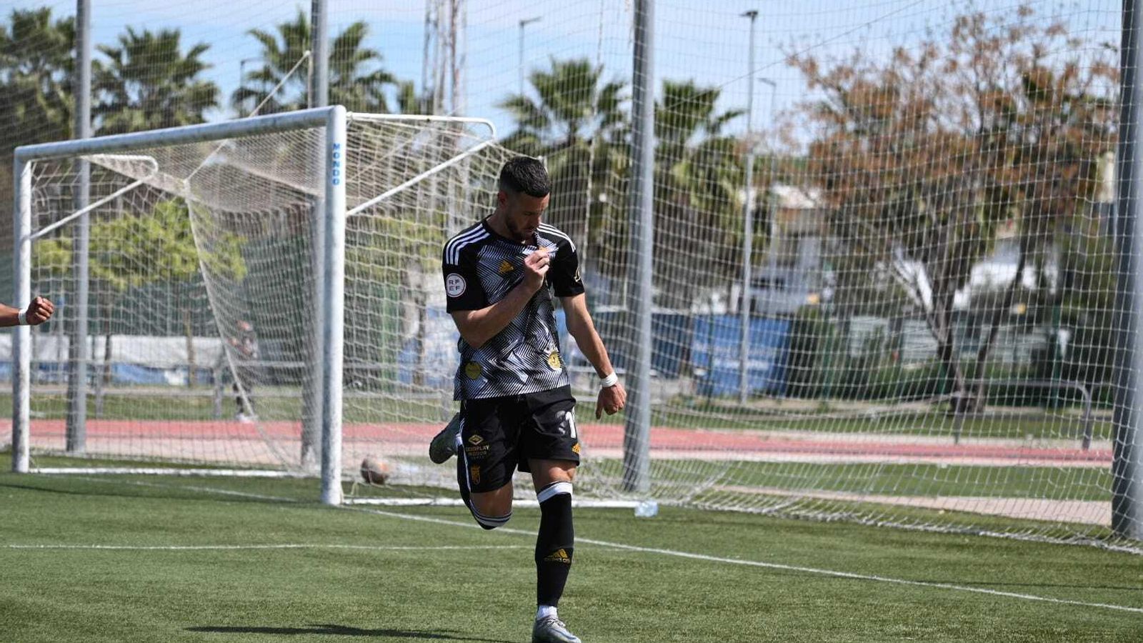 El sevillano se besa el escudo del Xerez CD tras marcar en Lebrija.