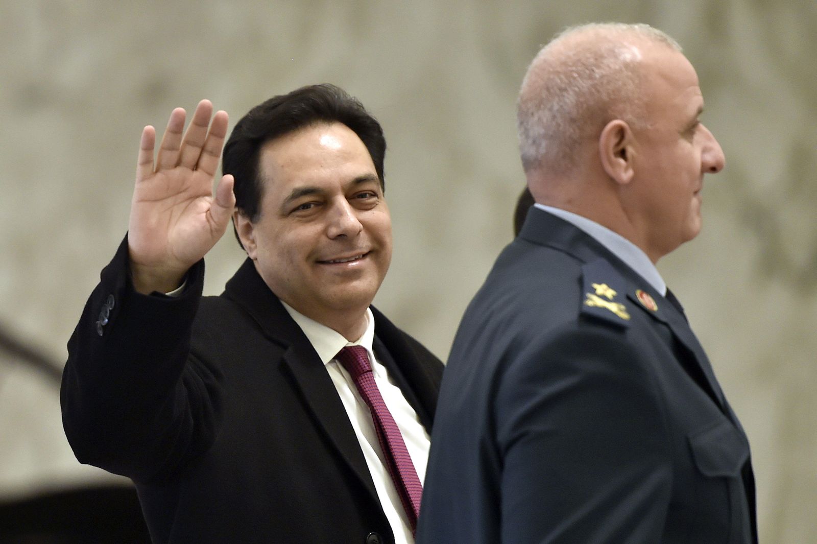 El primer ministro libanés, Hasan Diab, saluda a su llegada a un consejo de ministros el pasado enero.