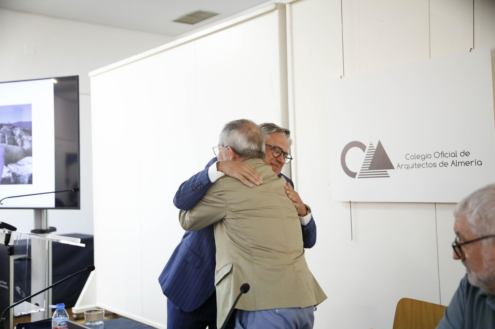 Imágenes del nombramiento como colegiado de honor a Santiago Alfonso en el colegio oficial de arquitectos de Almería