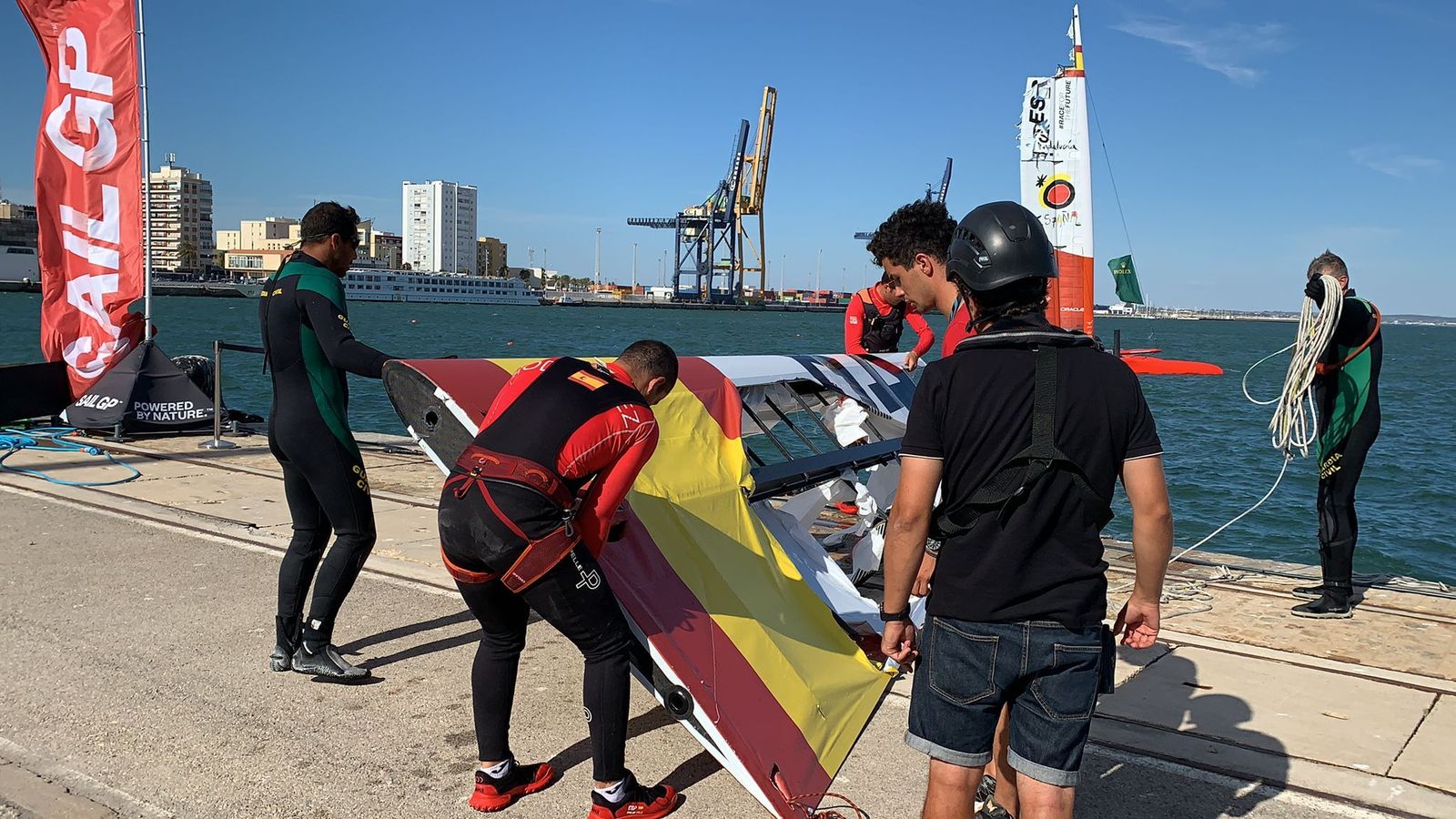 Imágenes: Buzos de la Guardia Civil sacan del mar parte de la embarcación del equipo español de SailGP
