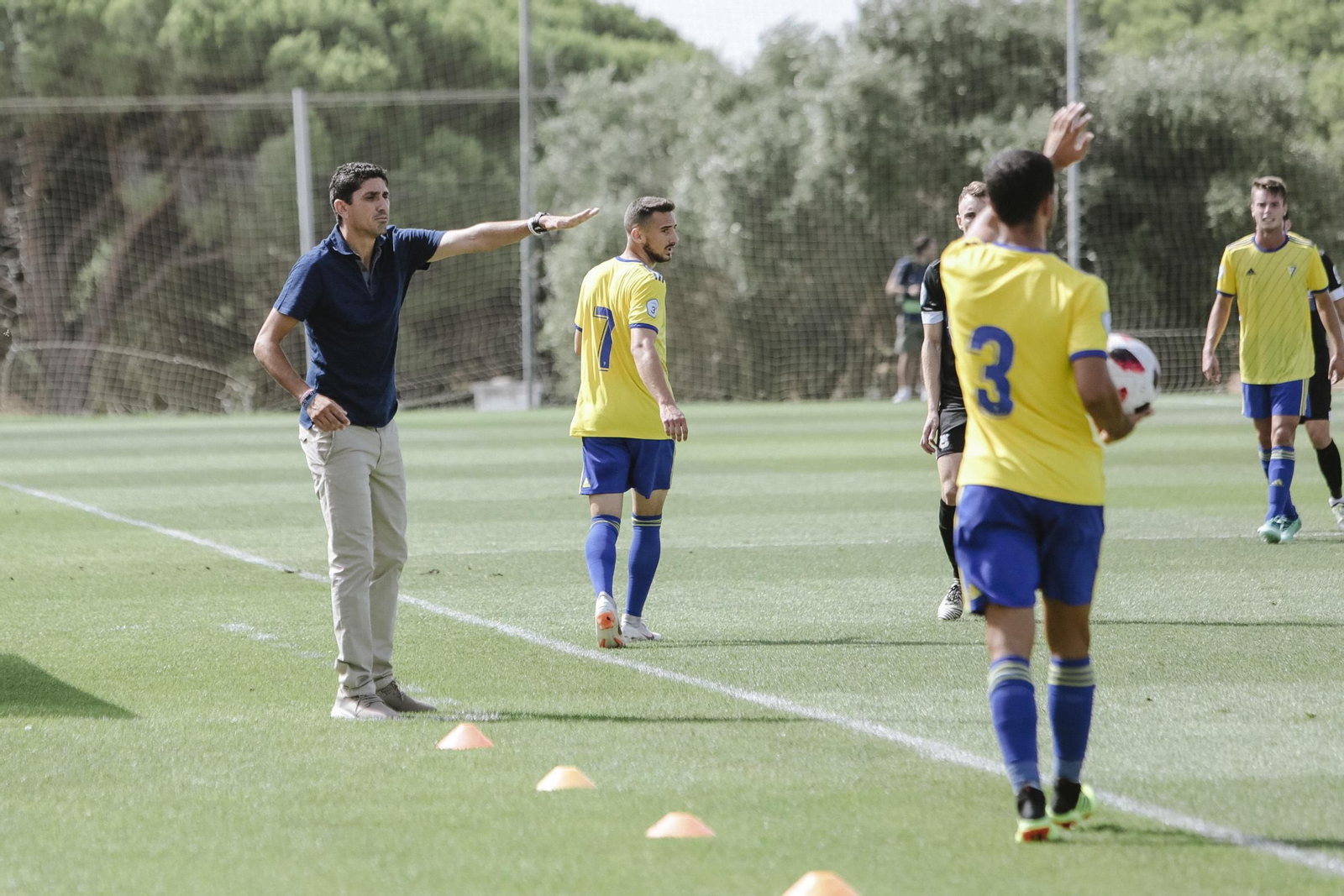 Juanma  Pavón  hace una indicación en el partido con el Coria.
