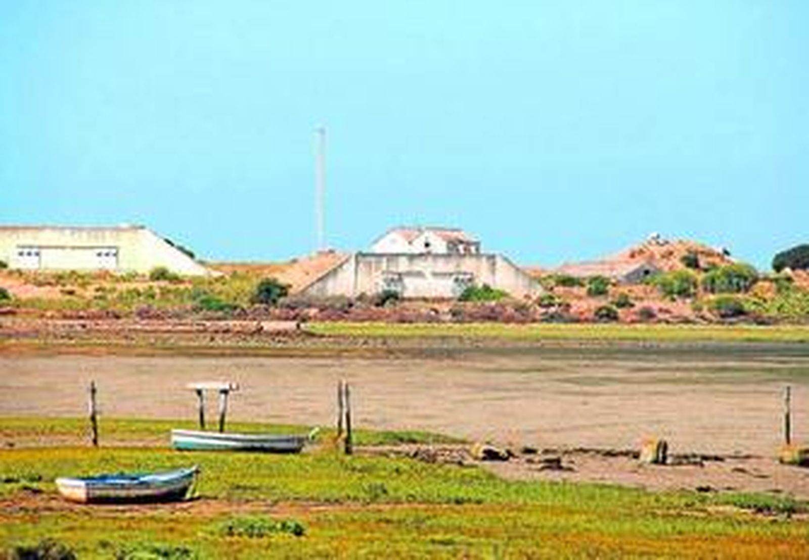 Al fondo, los antiguos polvorines de Fadricas.
