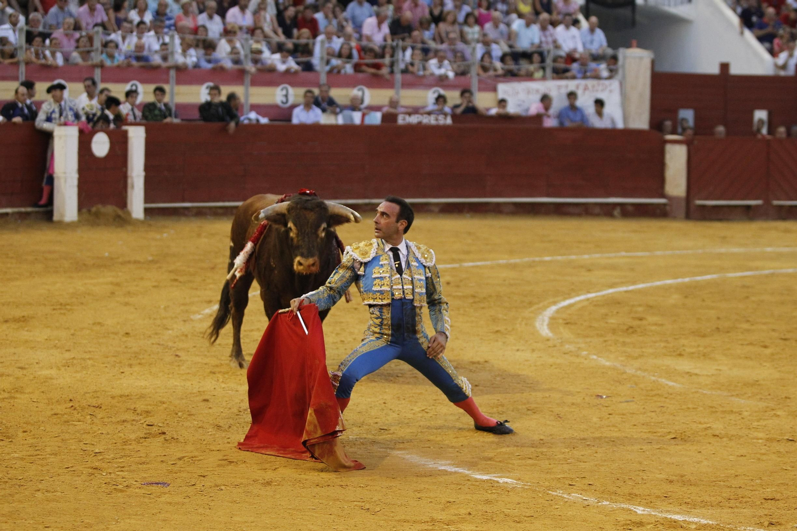 Enrique Ponce fraguó frente a este cuarto toro de Juan Pedro su gran tarde de toreo en la plaza almeriense. Cuatro orejas y una plaza en auténtico éxtasis.
