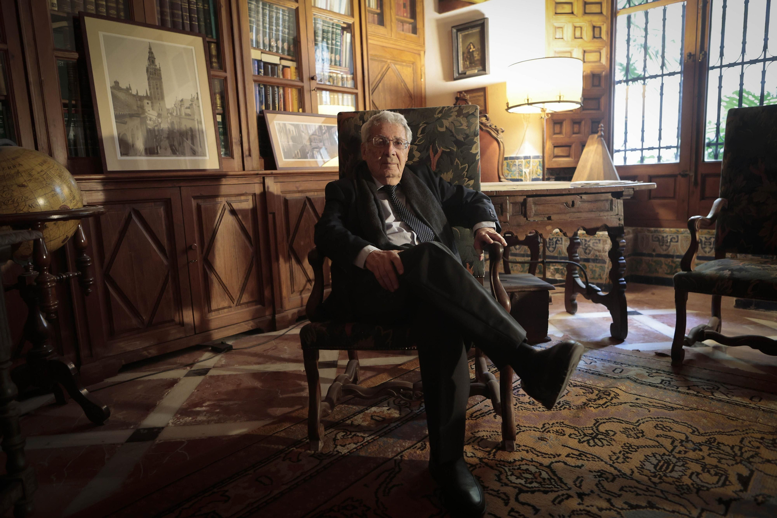 El gaditano Rafael Manzano en la biblioteca de su casa sevillana.