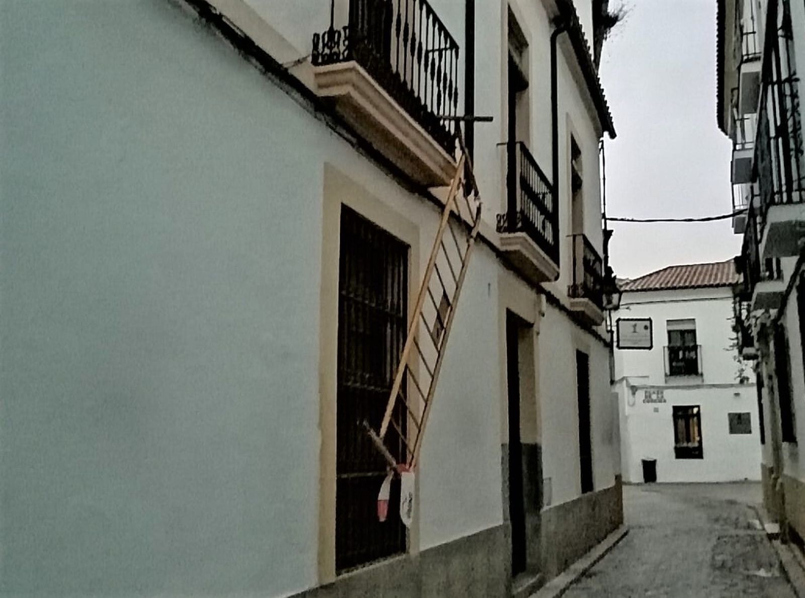 Una valla de obras en el balcón de una vivienda del casco histórico de Córdoba.