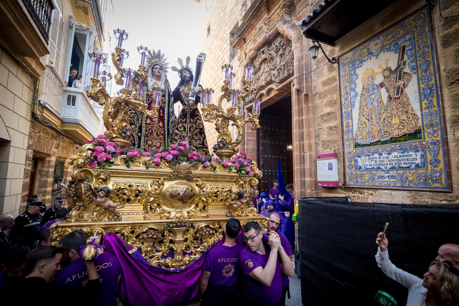 Imágenes de la salida de Afligidos en la Semana Santa de Cádiz 2025
