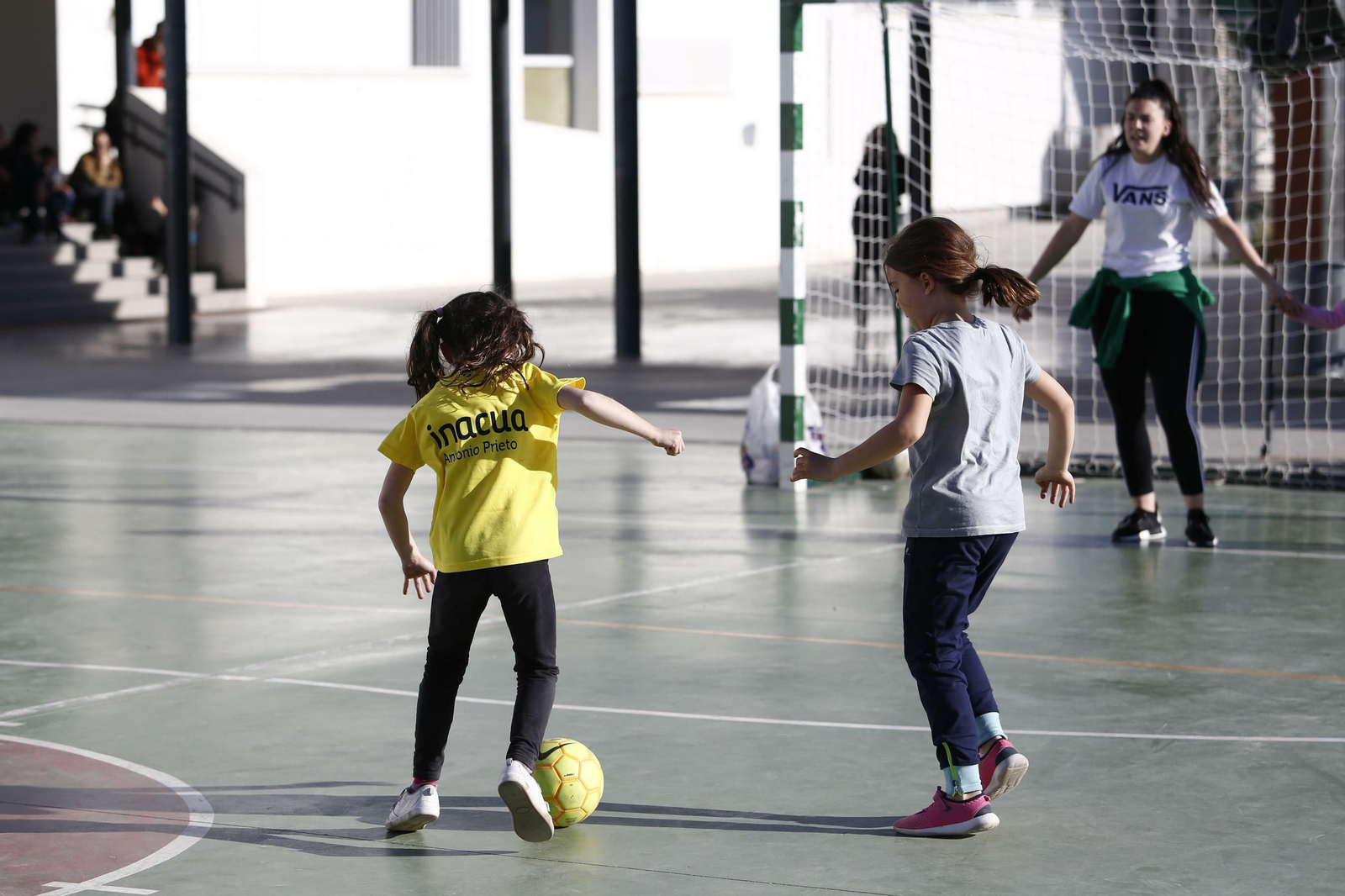 Sesión de fútbol para alumnas en el Martín Vivaldi.