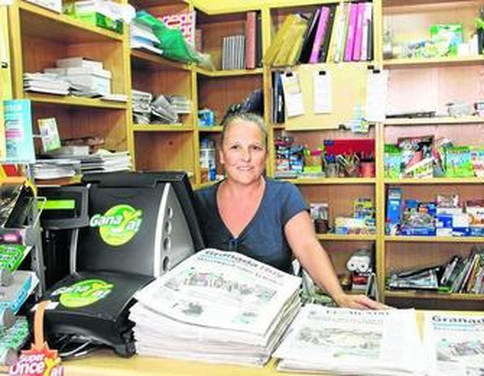 María Teresa Varo en su Librería-Papelería Molinos del Realejo.