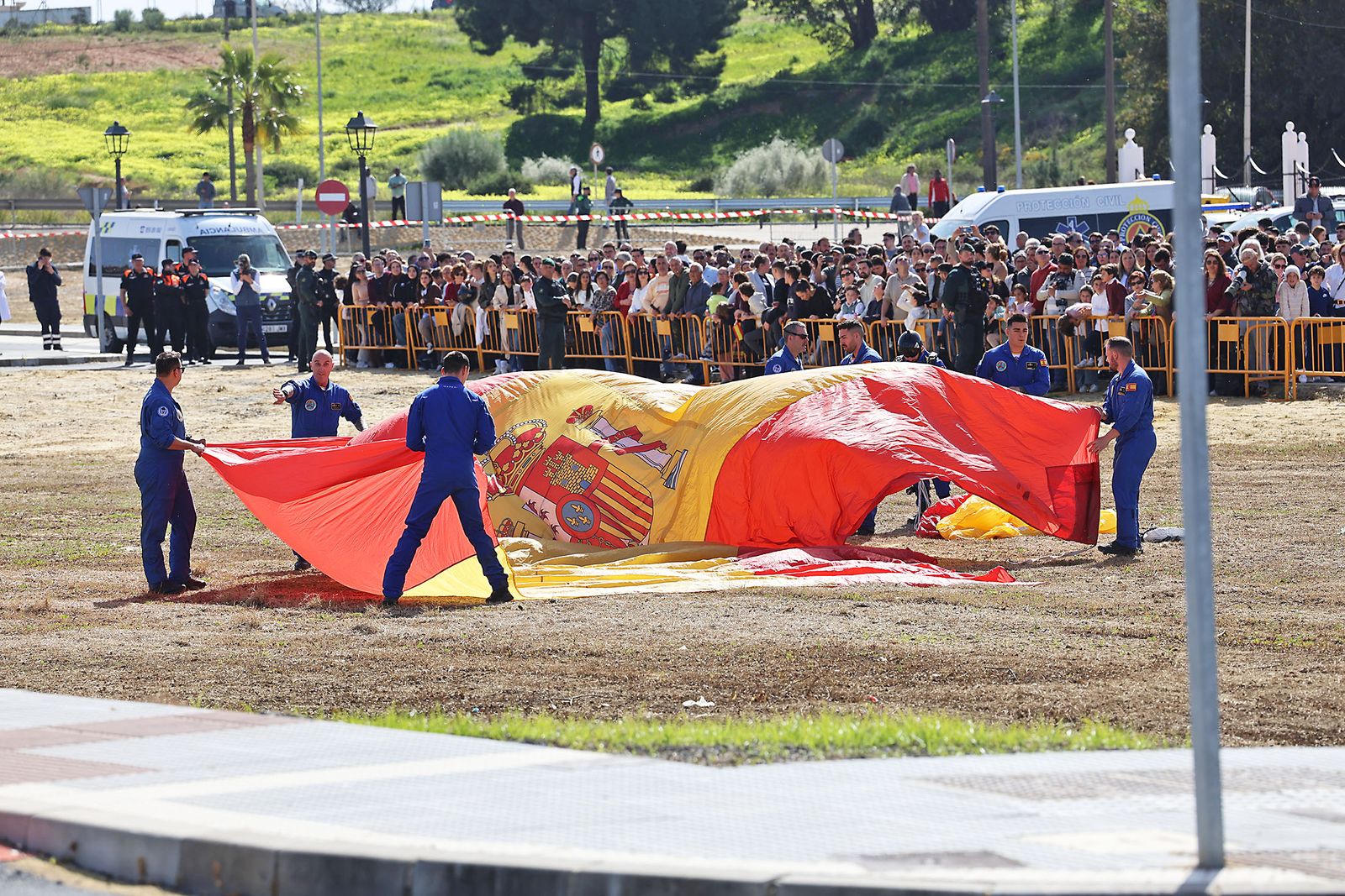 Fotografías de la exhibición aérea de la Patrulla Acrobática de Paracaidismo del Ejército del Aire 'Papea' y de la Patrulla Acrobática de Helicópteros 'ASPA'  en los actos de homenaje al centenario del Plus Ultra presidido por S.M. el Rey Felipe VI