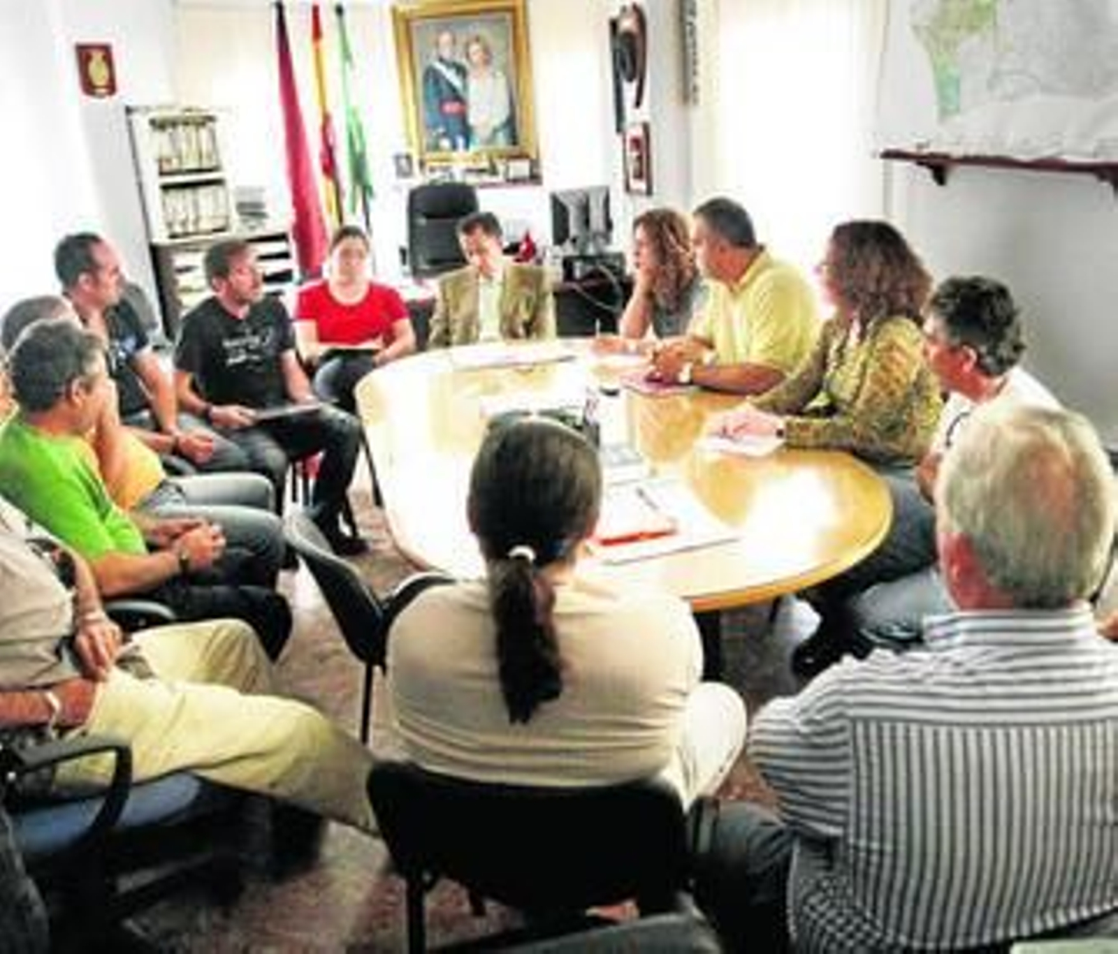Reunión entre los munícipes y representantes de los parados.