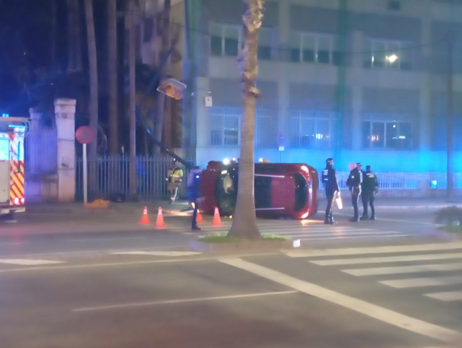 El vehículo volcado en la zona de Muelle de Heredia