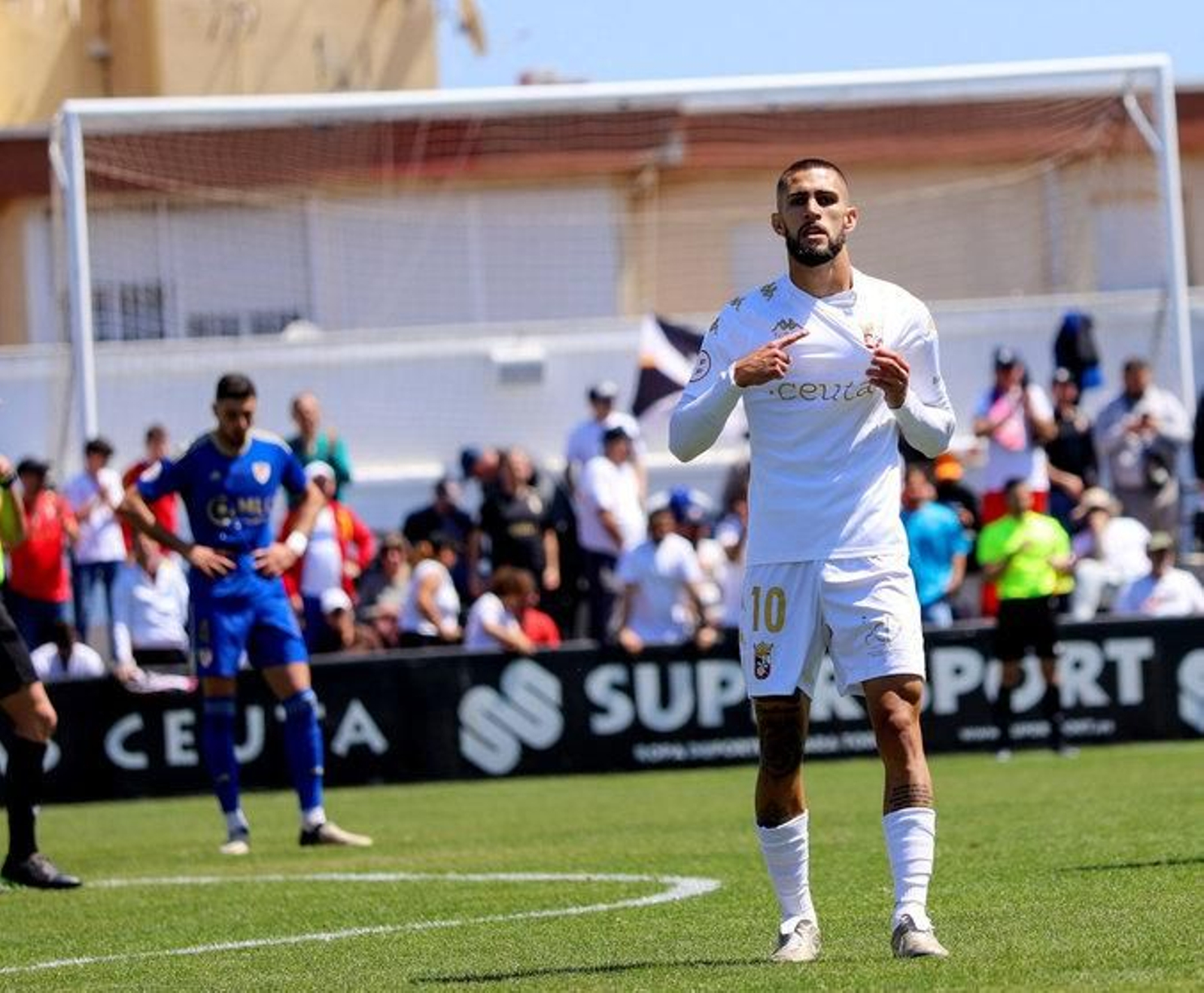 Julio Iglesias celebra un gol con el Ceuta.