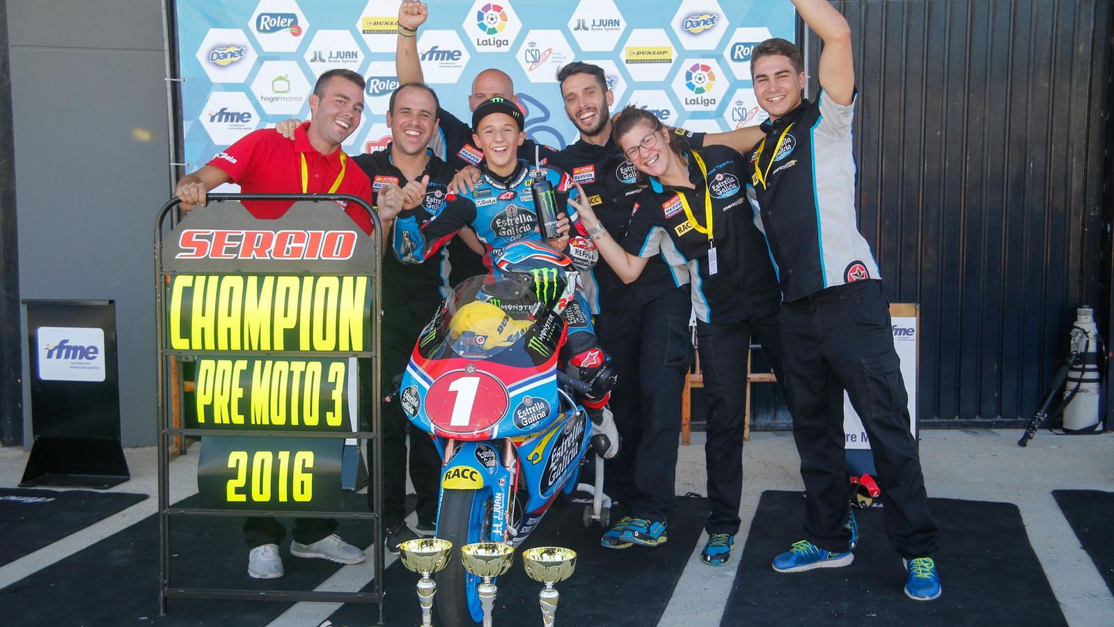 Sergio García Dols celebra el título de Campeónn de España Pre-Moto3. Sergio García Dols celebra el título de Campeónn de España Pre-Moto3.
