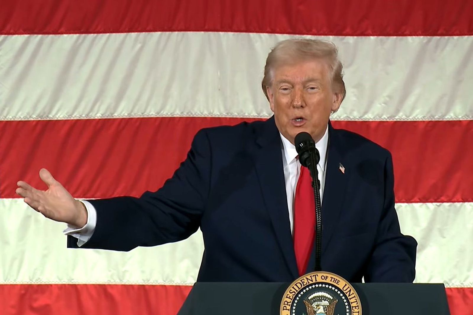 El presidente de EEUU, Donald Trump, en su visita a la base de Fort Bragg, en Carolina del Norte.