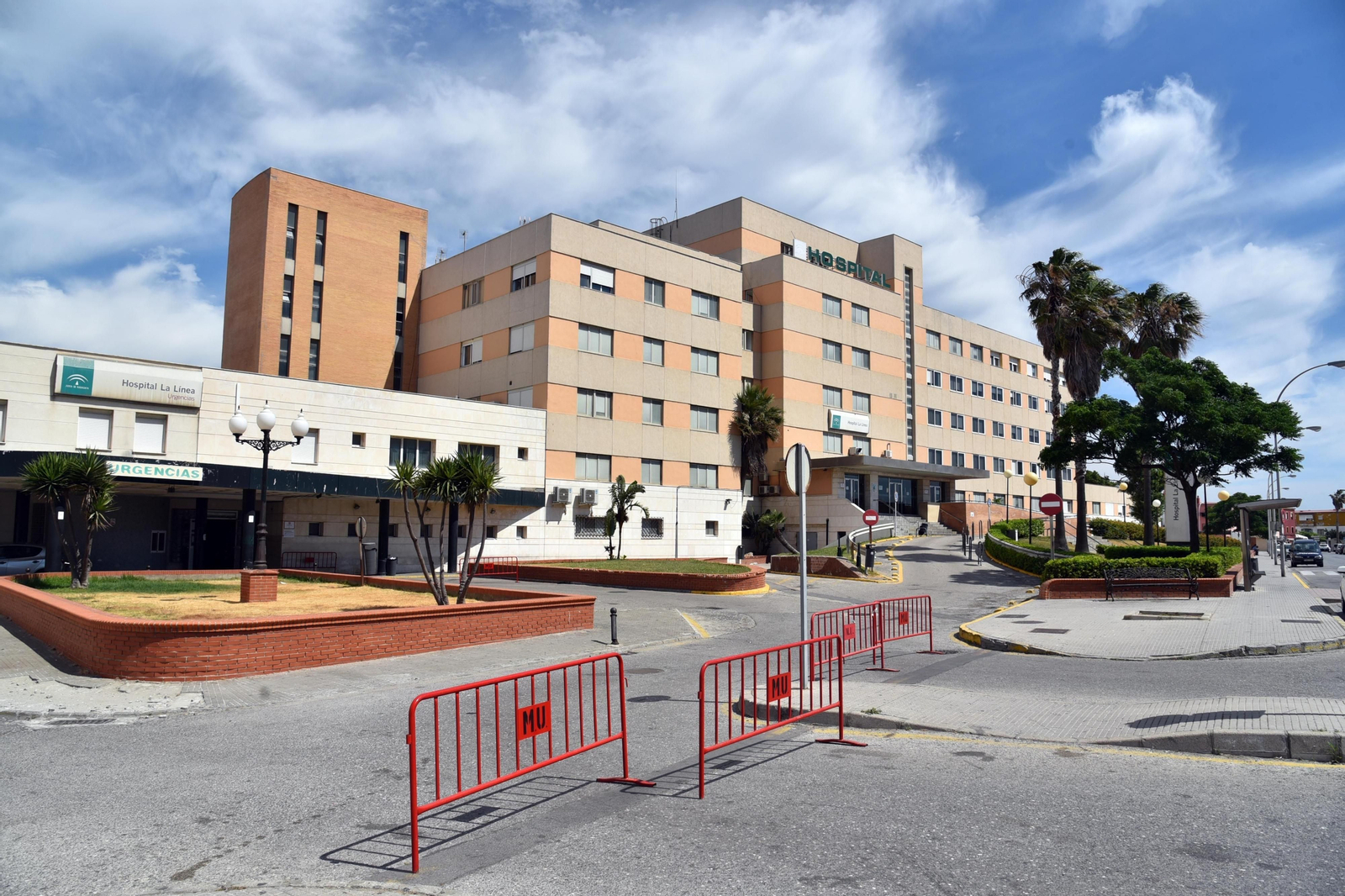 El antiguo hospital de La Línea, con su entorno vallado y sin actividad.